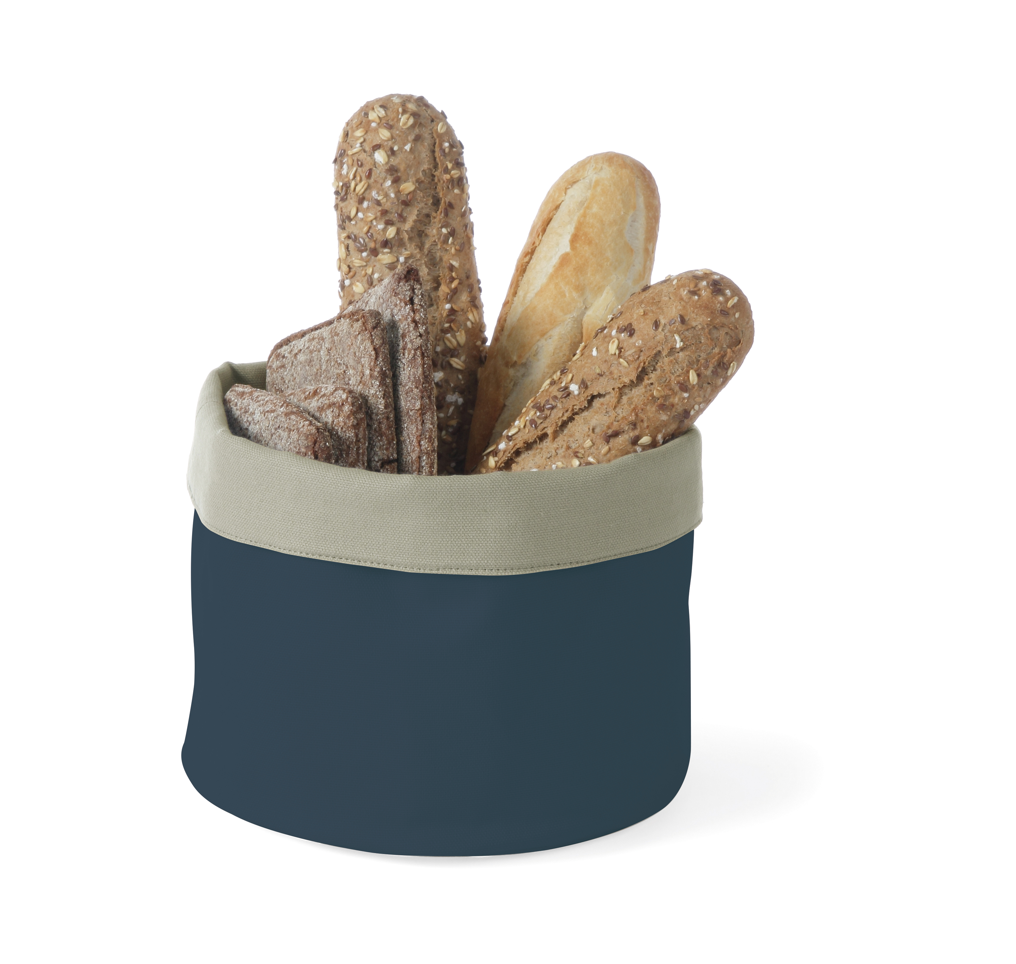 Un cestino pieno di vari tipi di pane. Un panno blu lo circonda.