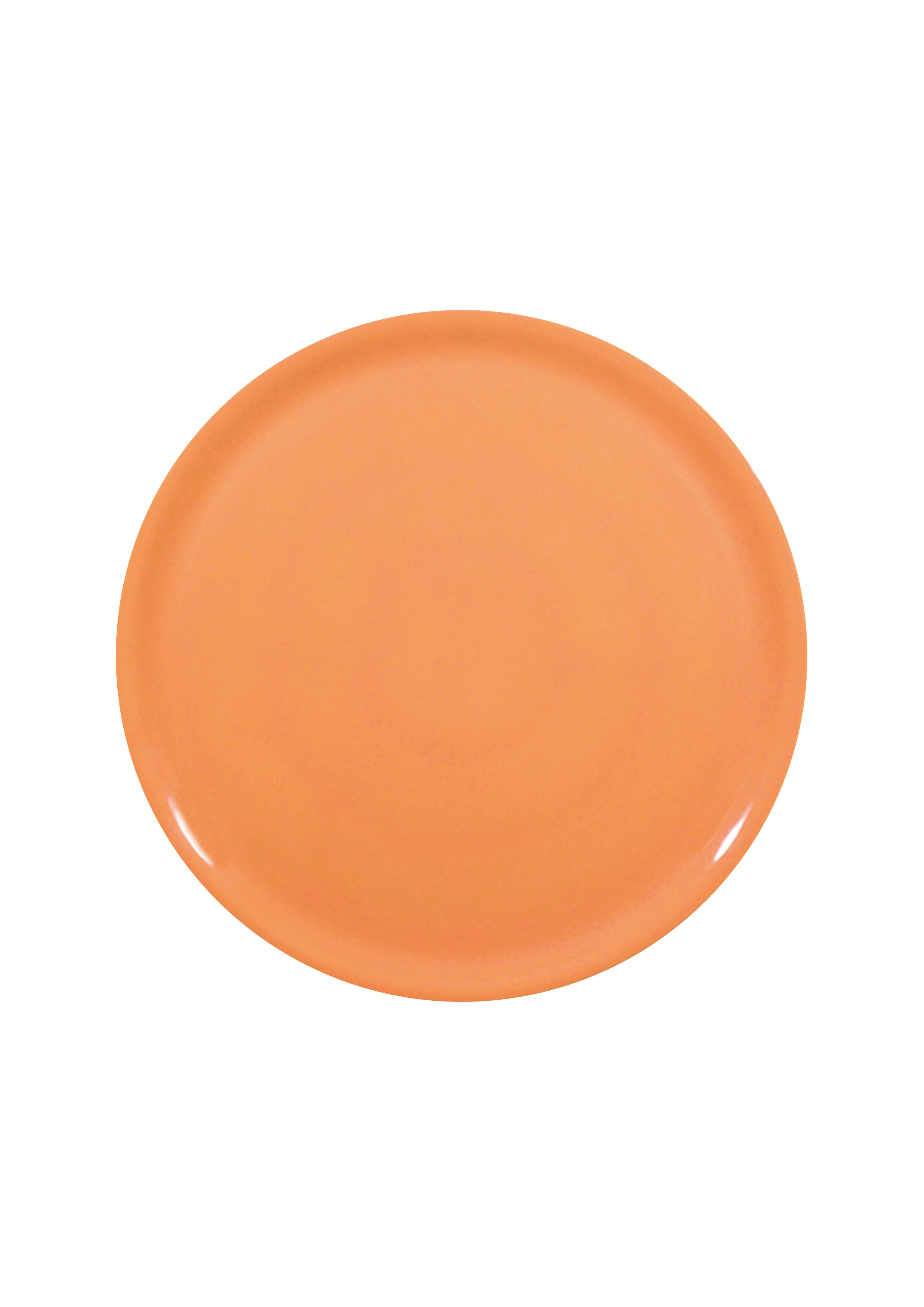 Un piatto rotondo arancione, isolato su sfondo bianco.