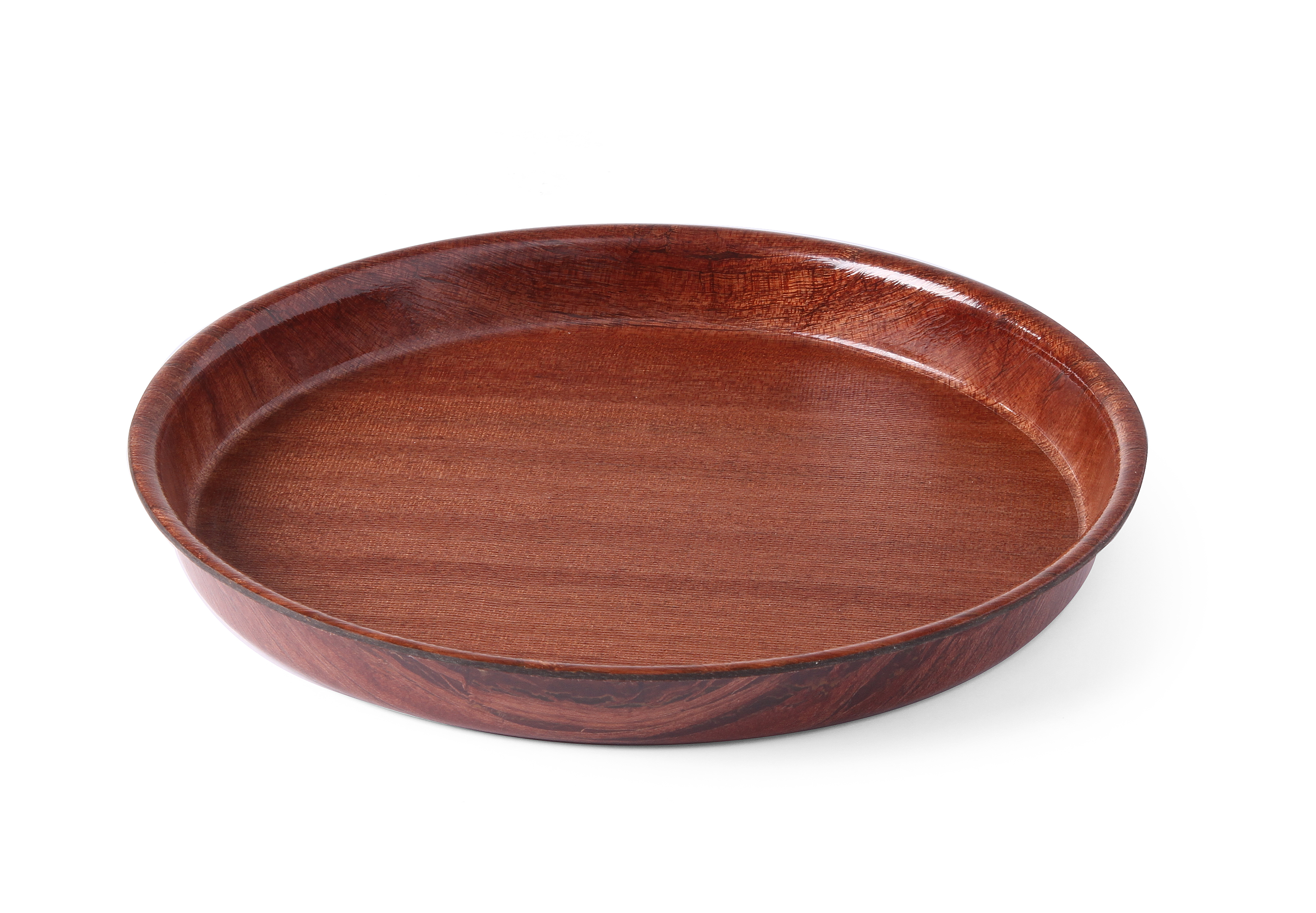 Un piatto da portata in legno marrone. Lo sfondo è bianco.