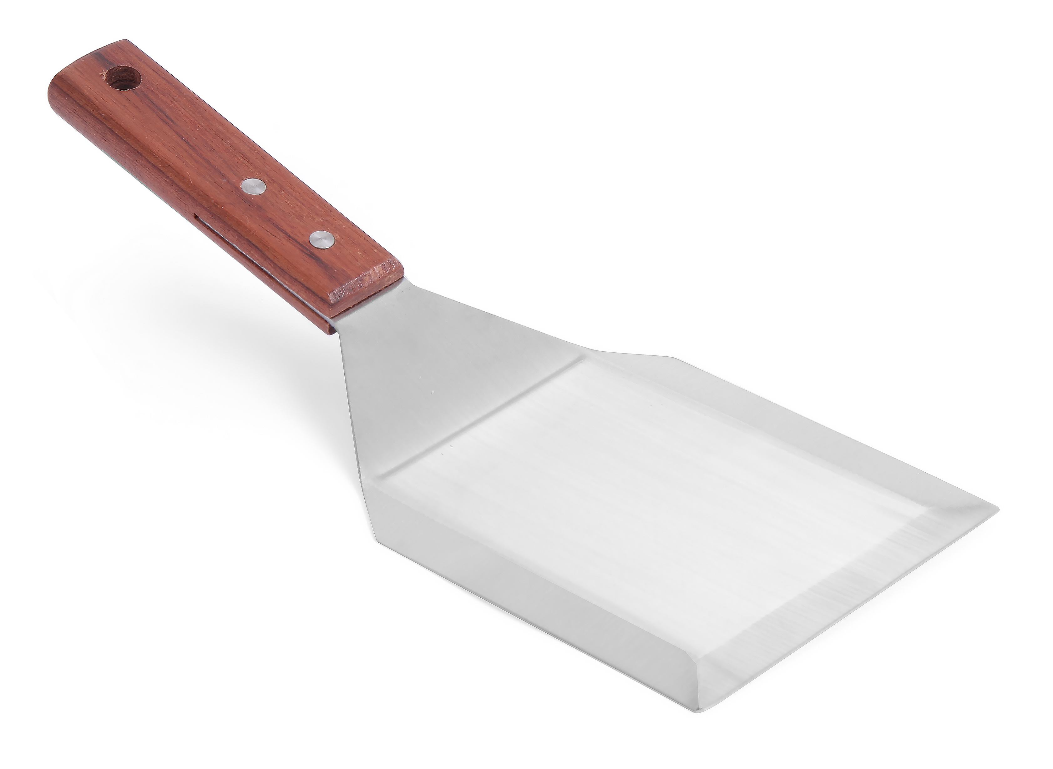 Spatola con manico in legno e lama argentata. Inclinata. Sfondo bianco.
