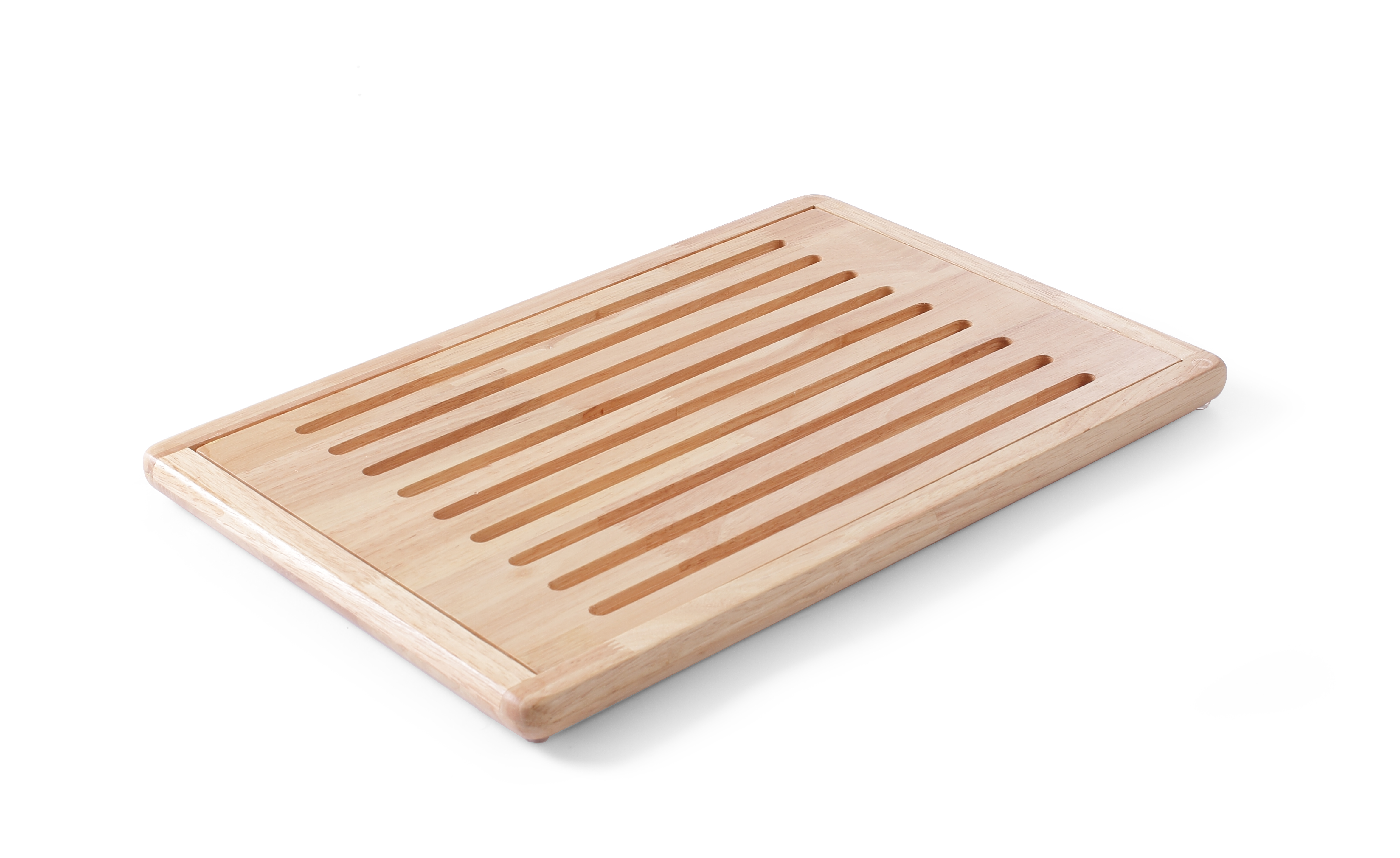 Tagliere per pane in legno con scanalature su bianco, vista angolata.