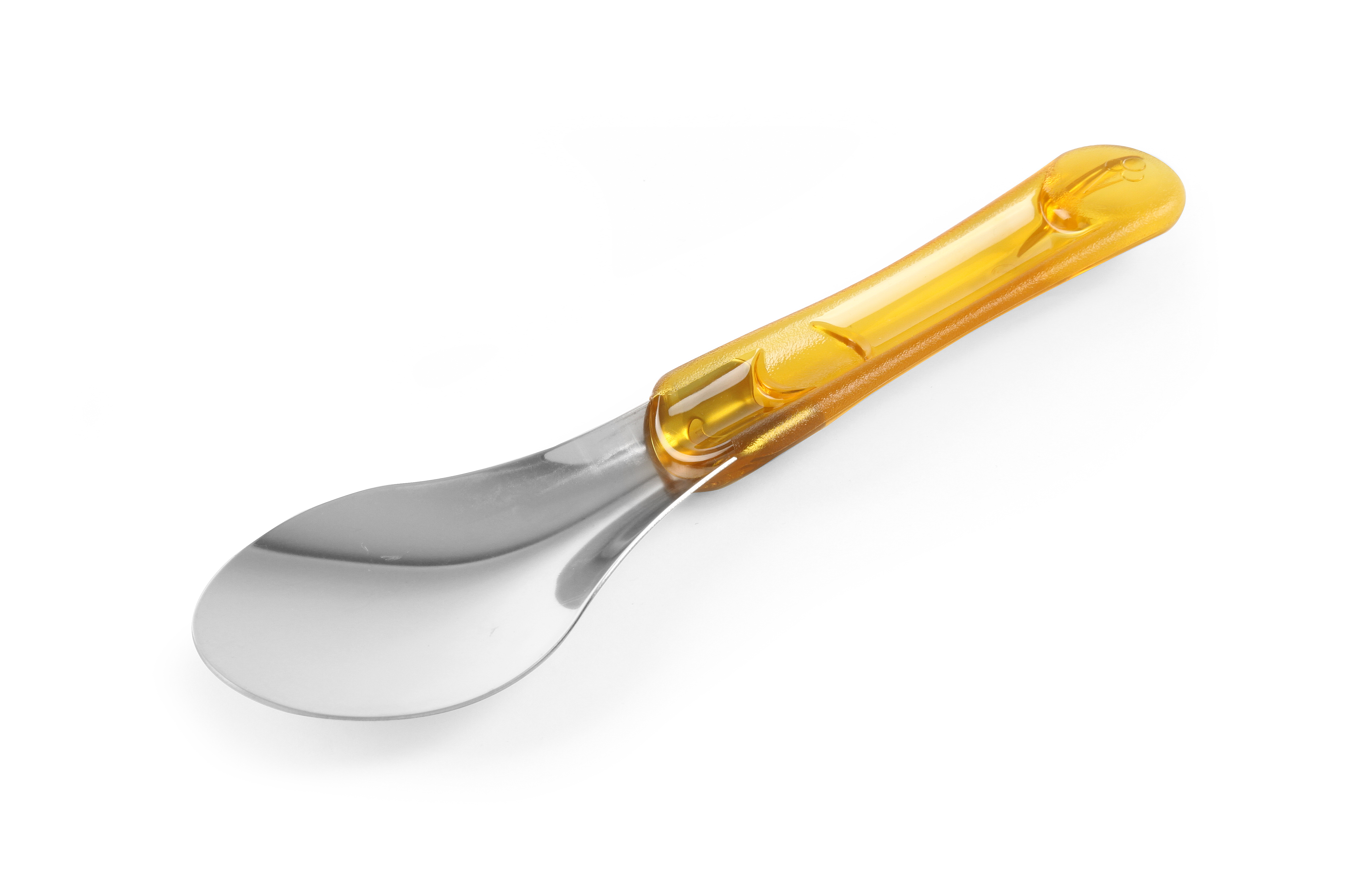 Una paletta per gelato argentata con un manico giallo. Lo sfondo è bianco.