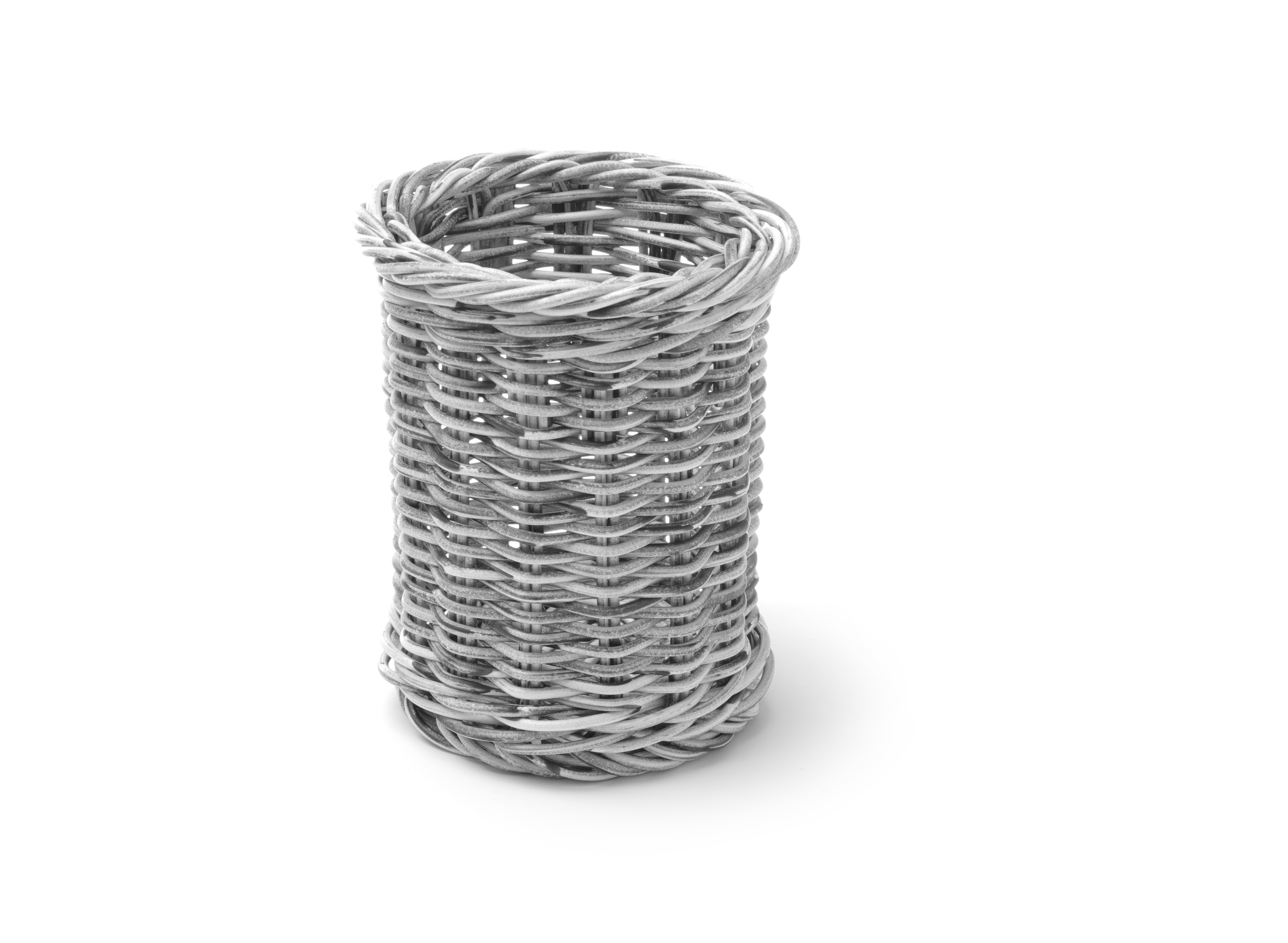 Un cestino grigio intrecciato. Lo sfondo è bianco.