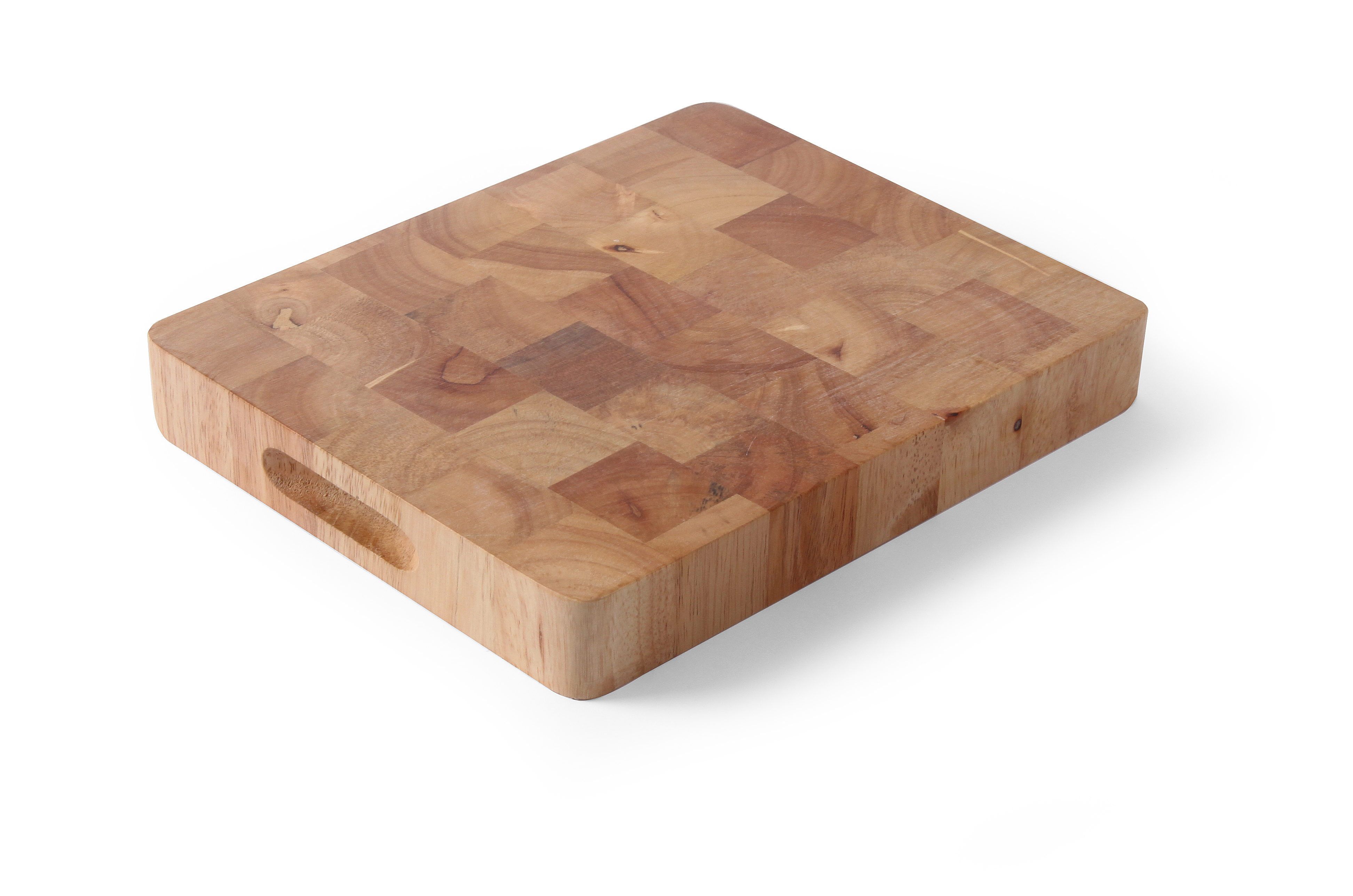 Un tagliere in legno su sfondo bianco. Ha forma rettangolare e un manico.