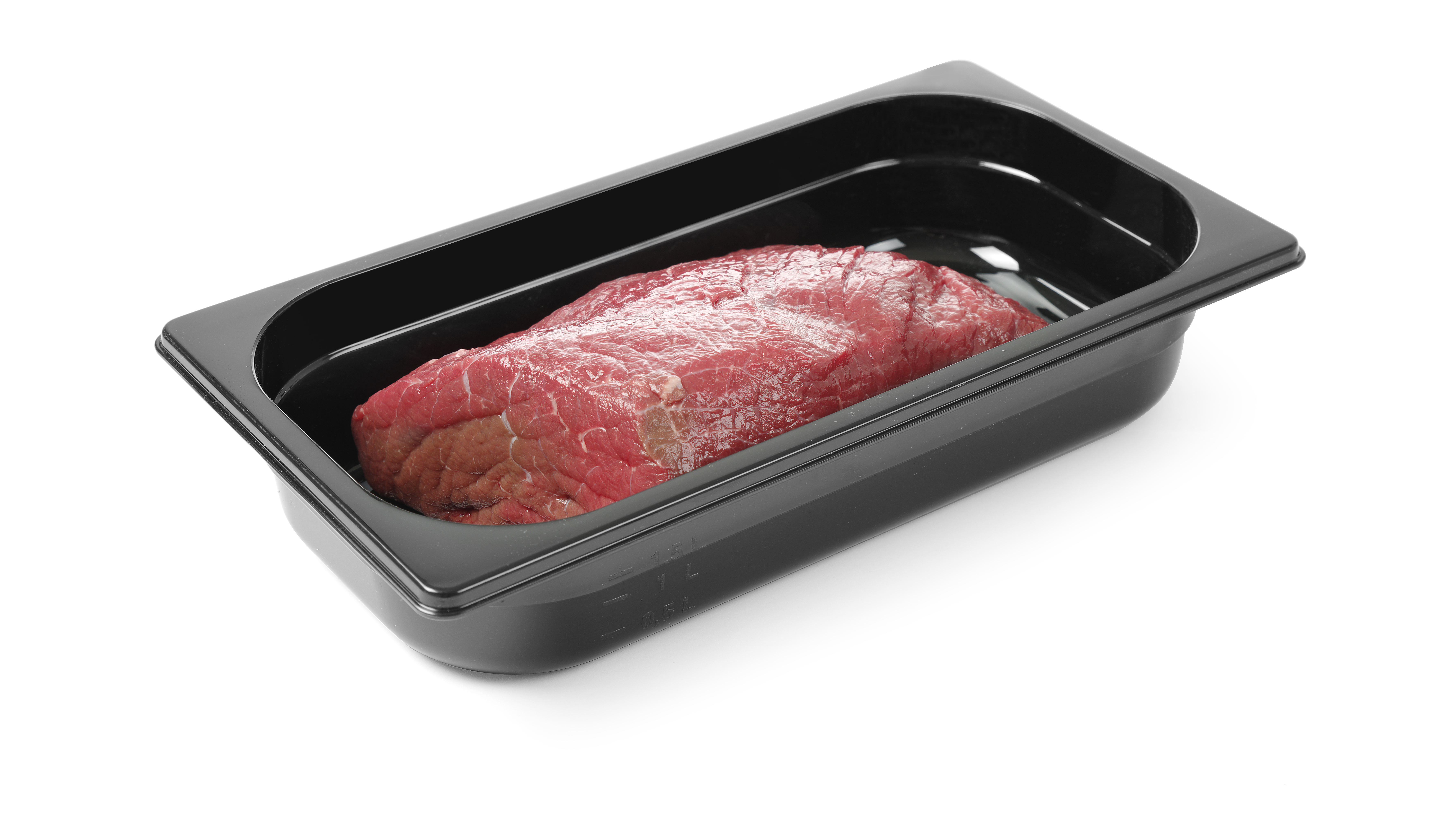 Carne cruda in un contenitore nero su sfondo bianco.