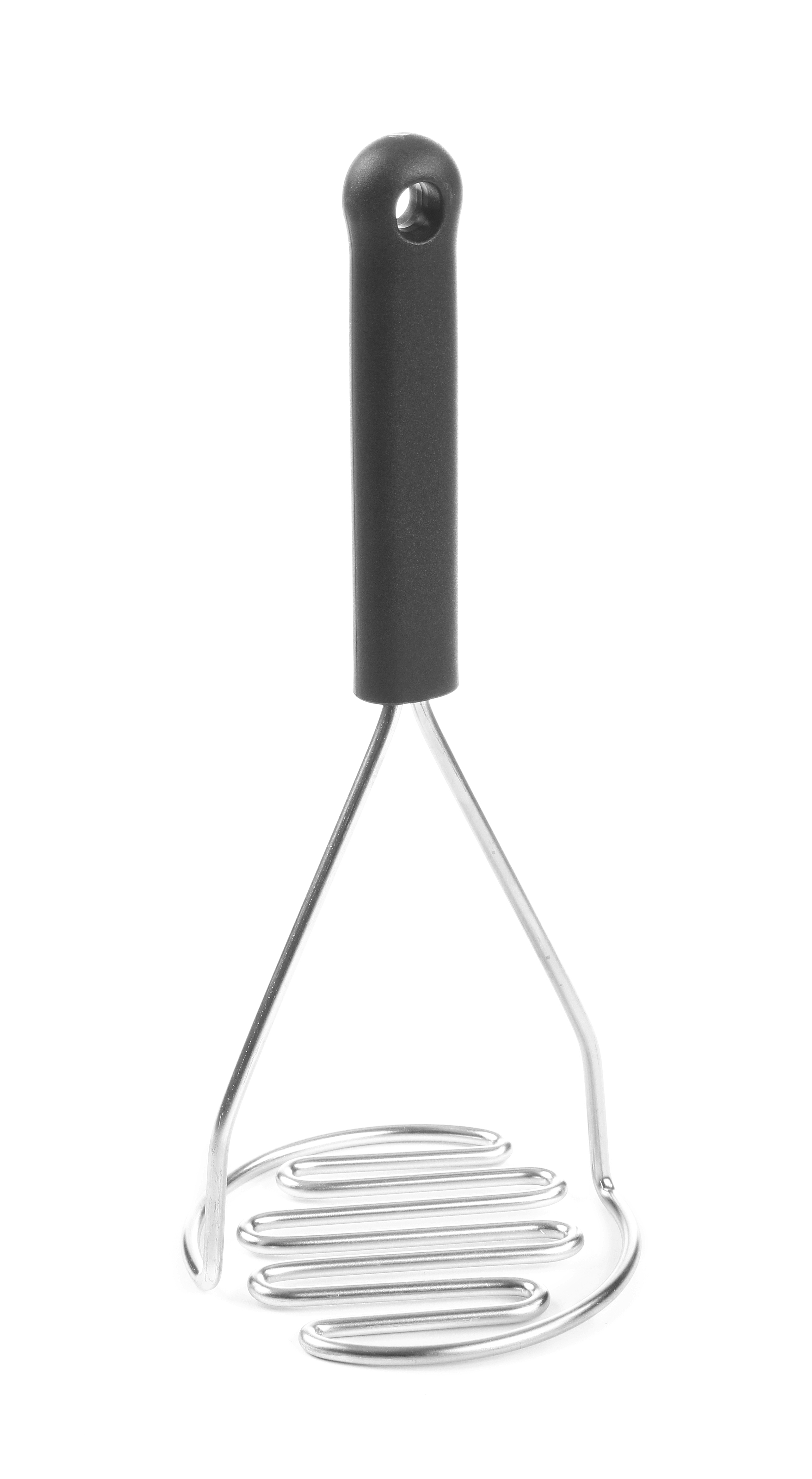 Schiacciapatate in acciaio inox con manico nero, isolato su bianco.