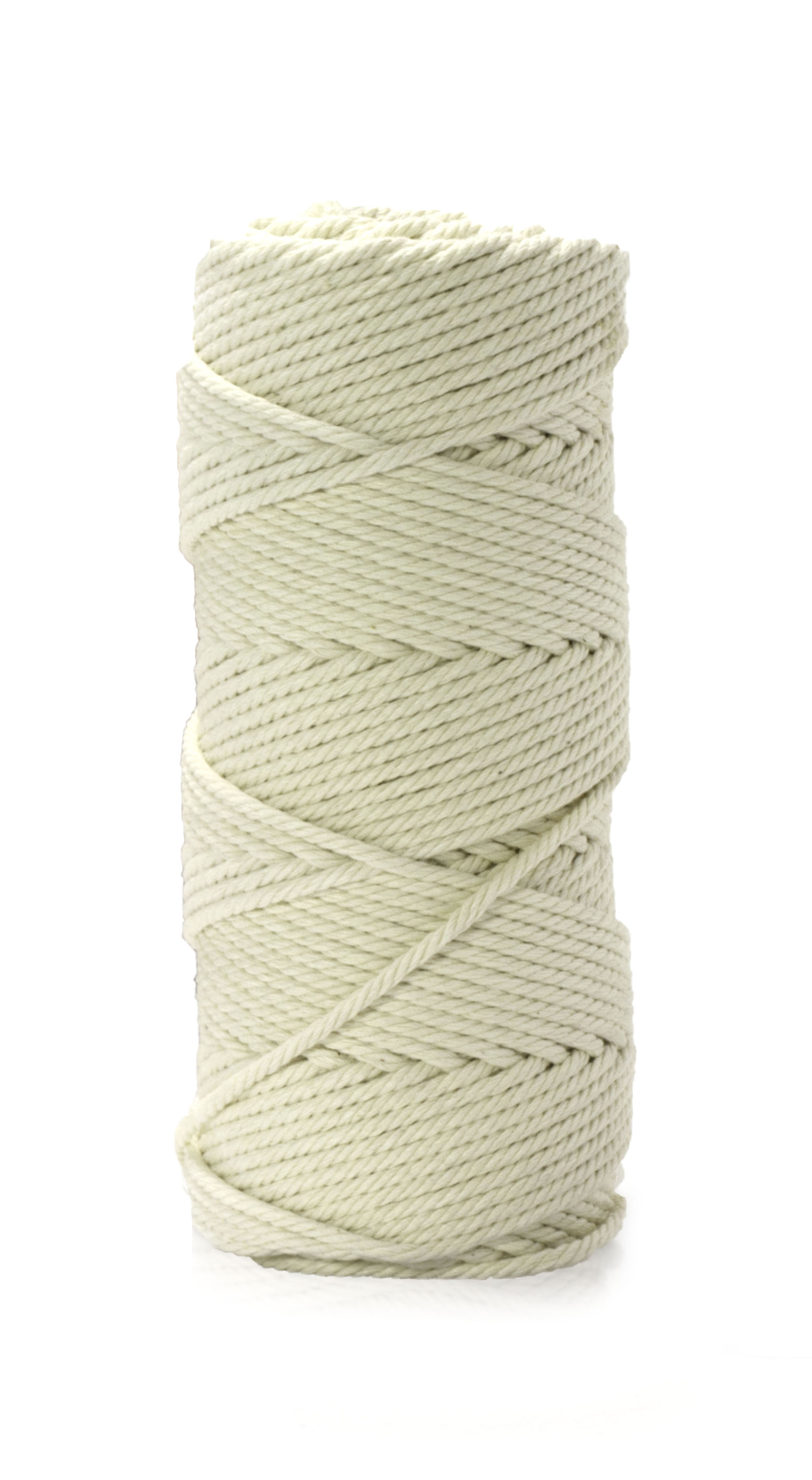 Un rotolo di corda color crema, isolato su sfondo bianco.