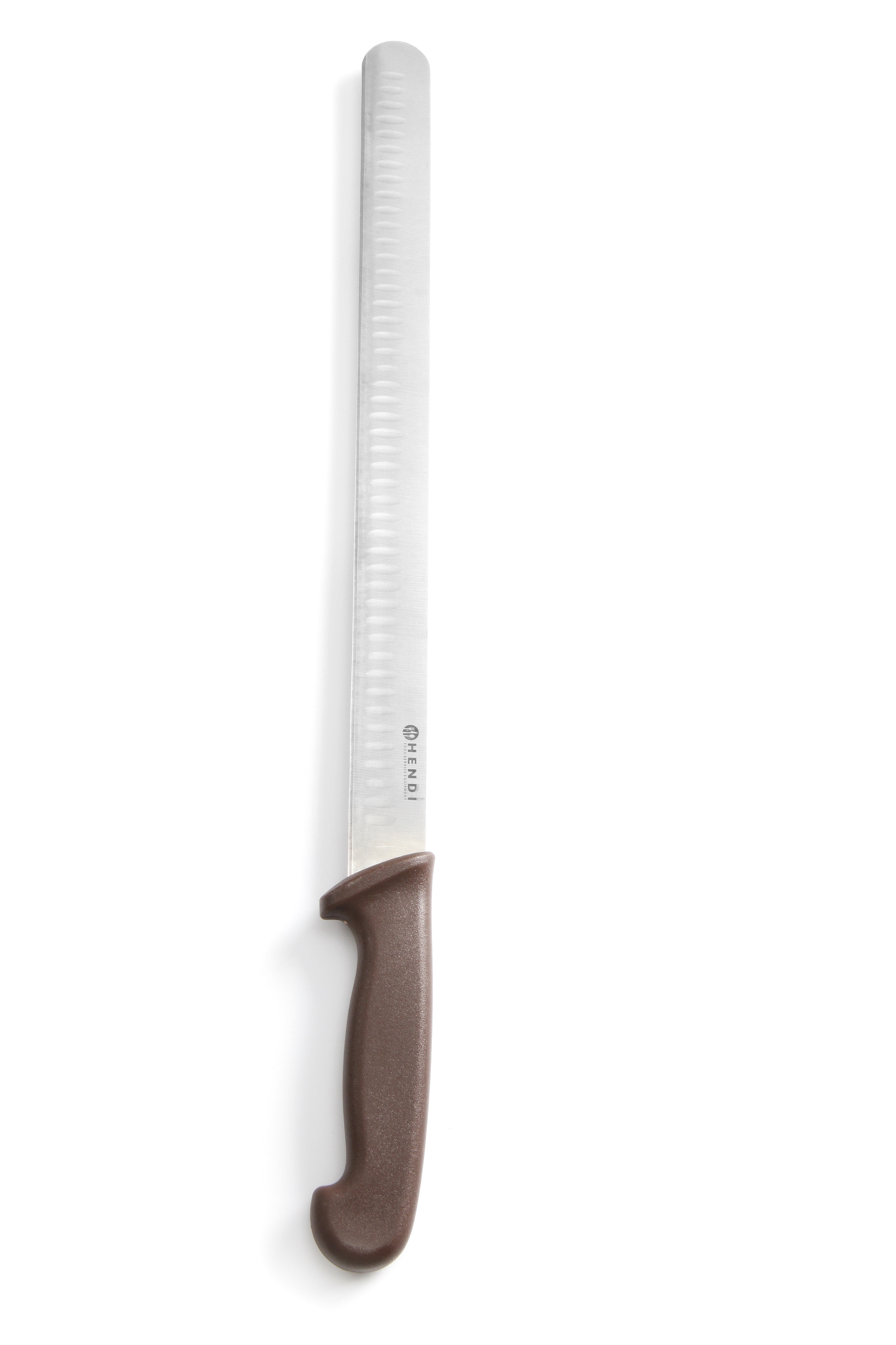 Langes gezahntes Messer mit braunem Griff auf weißem Hintergrund.