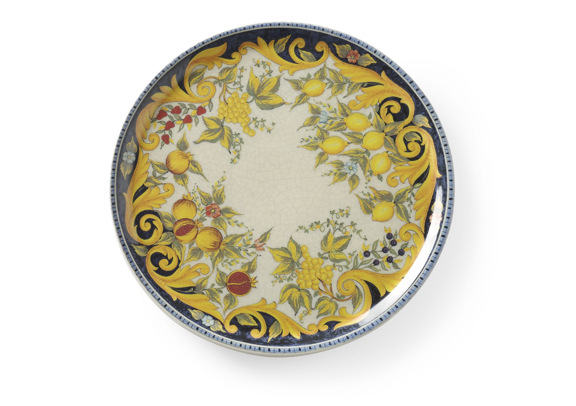 Piatto rotondo con disegni floreali e fruttati in giallo e blu scuro, sfondo bianco, vista dall'alto.