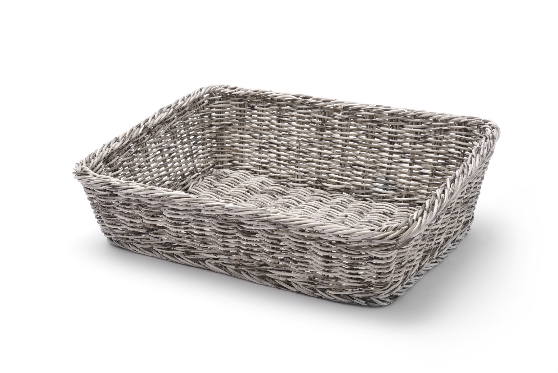 Un cestino rettangolare intrecciato, grigio chiaro, isolato su bianco.