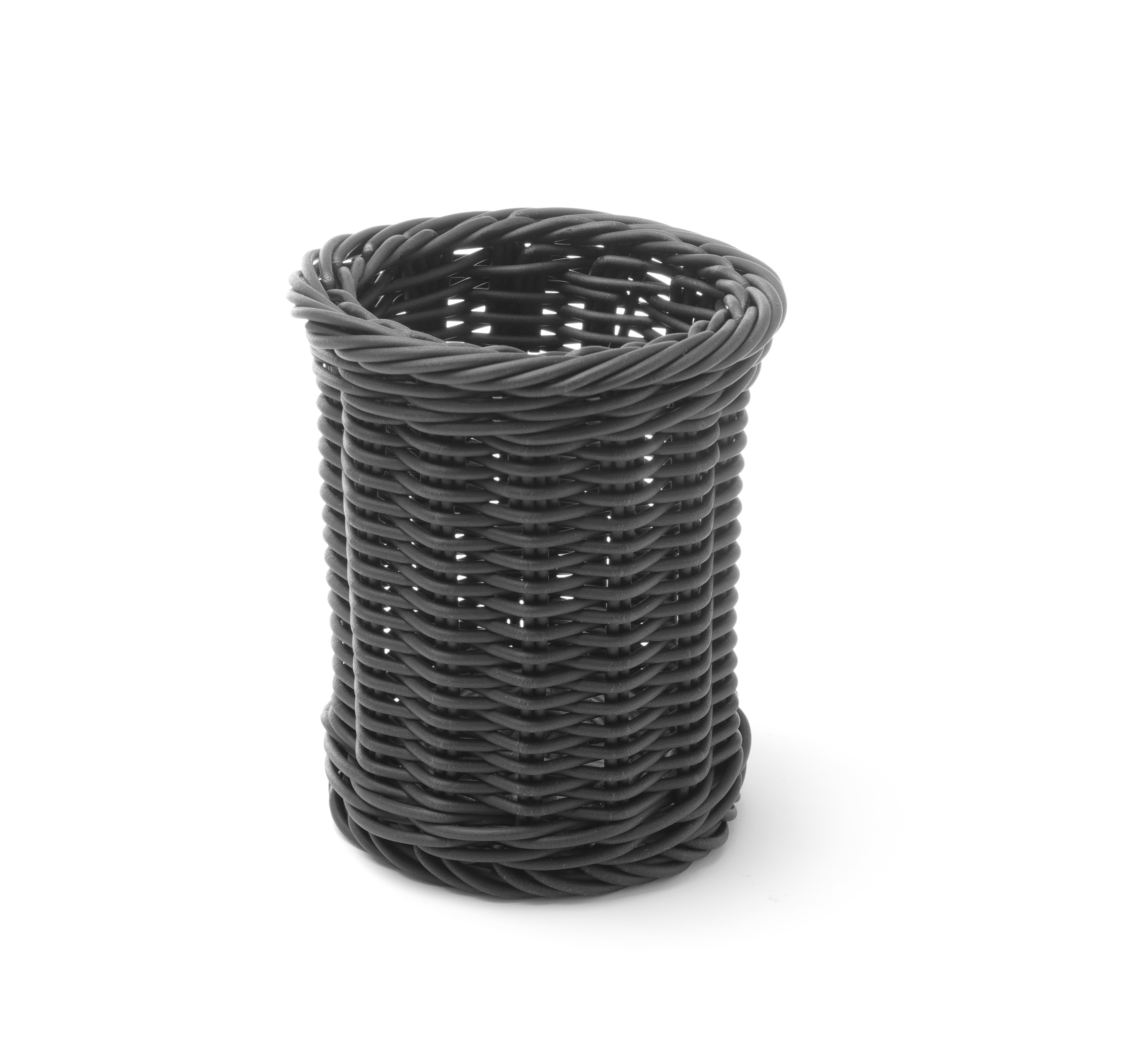 Cestino intrecciato grigio scuro. Forma cilindrica. Sfondo bianco. Portautensili da cucina.