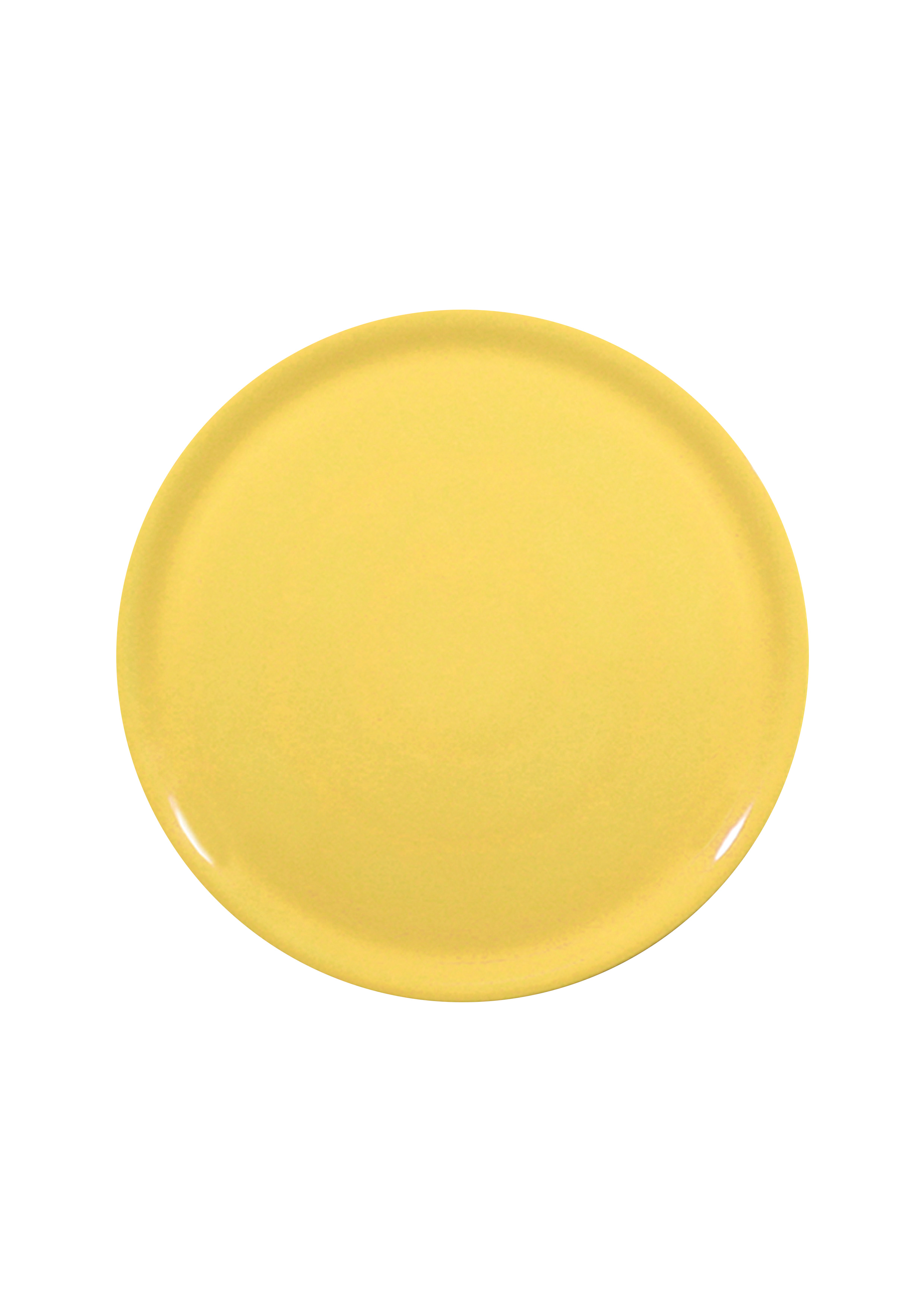 Un piatto giallo pieno, visto dall'alto, con una leggera lucentezza e sfondo bianco.