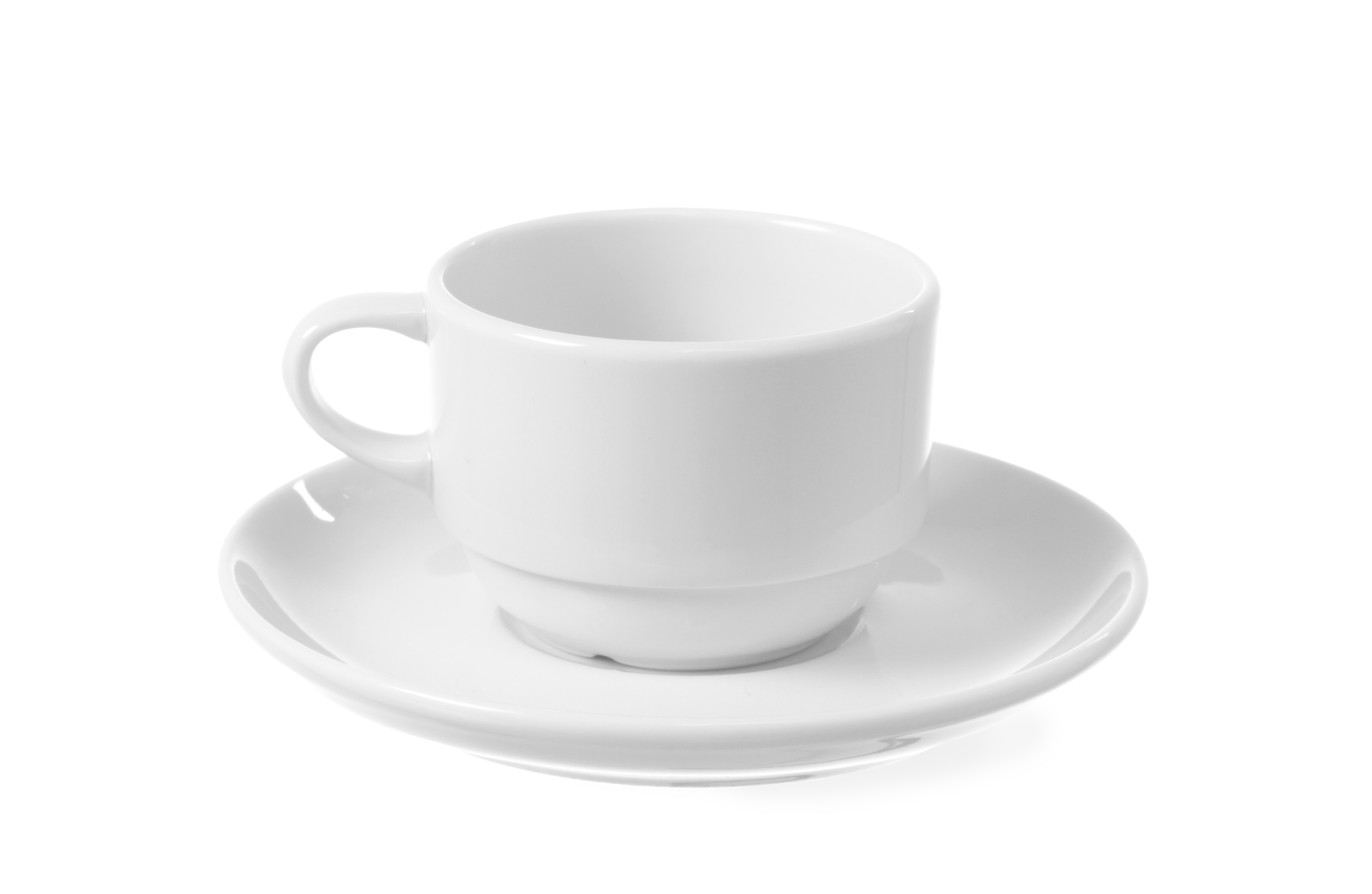 Una tazza e un piattino bianchi su bianco. La tazza è appoggiata sul piattino. Design semplice e pulito.