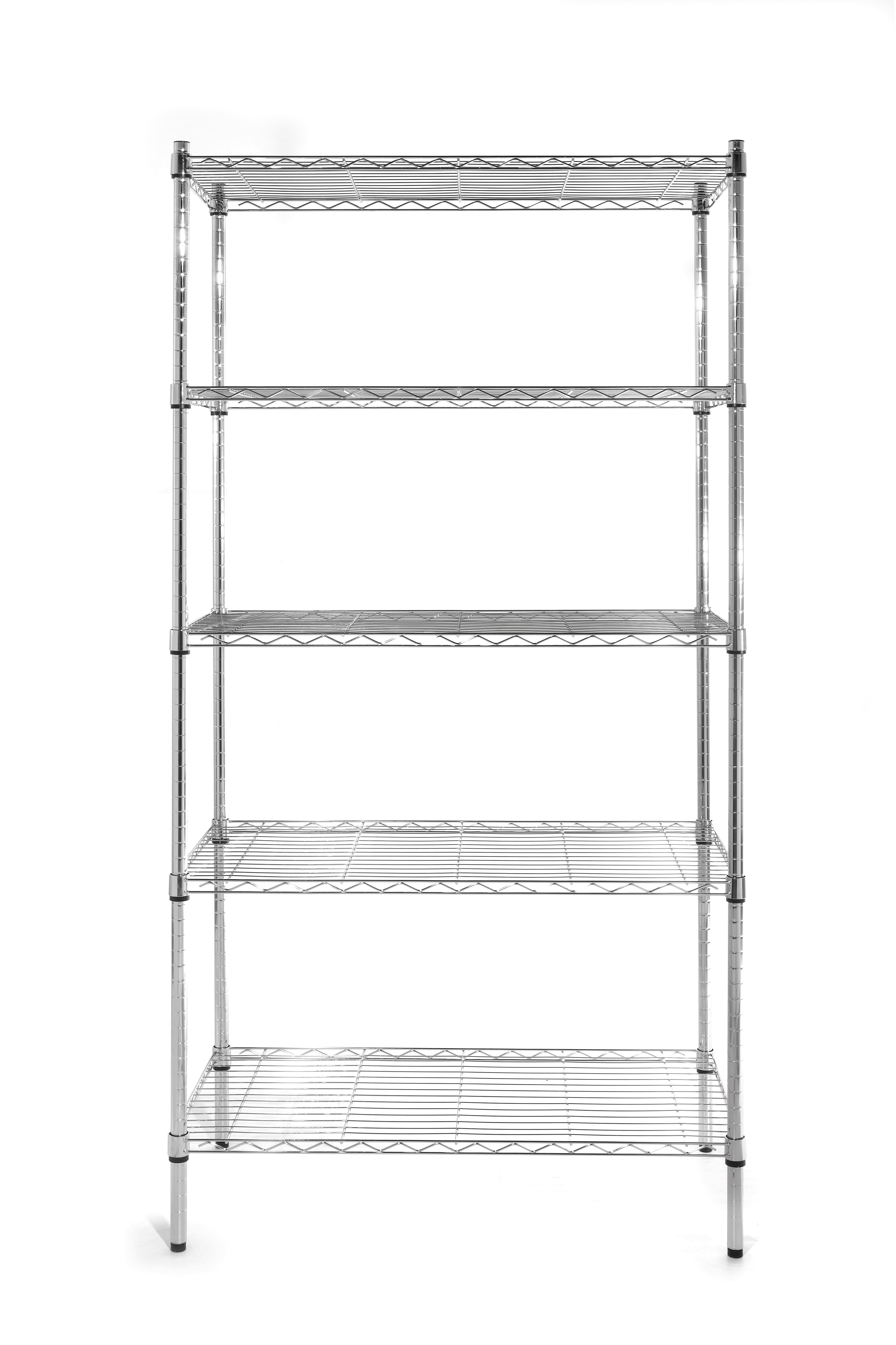 Una scaffalatura in filo cromato con cinque ripiani, isolata su bianco.