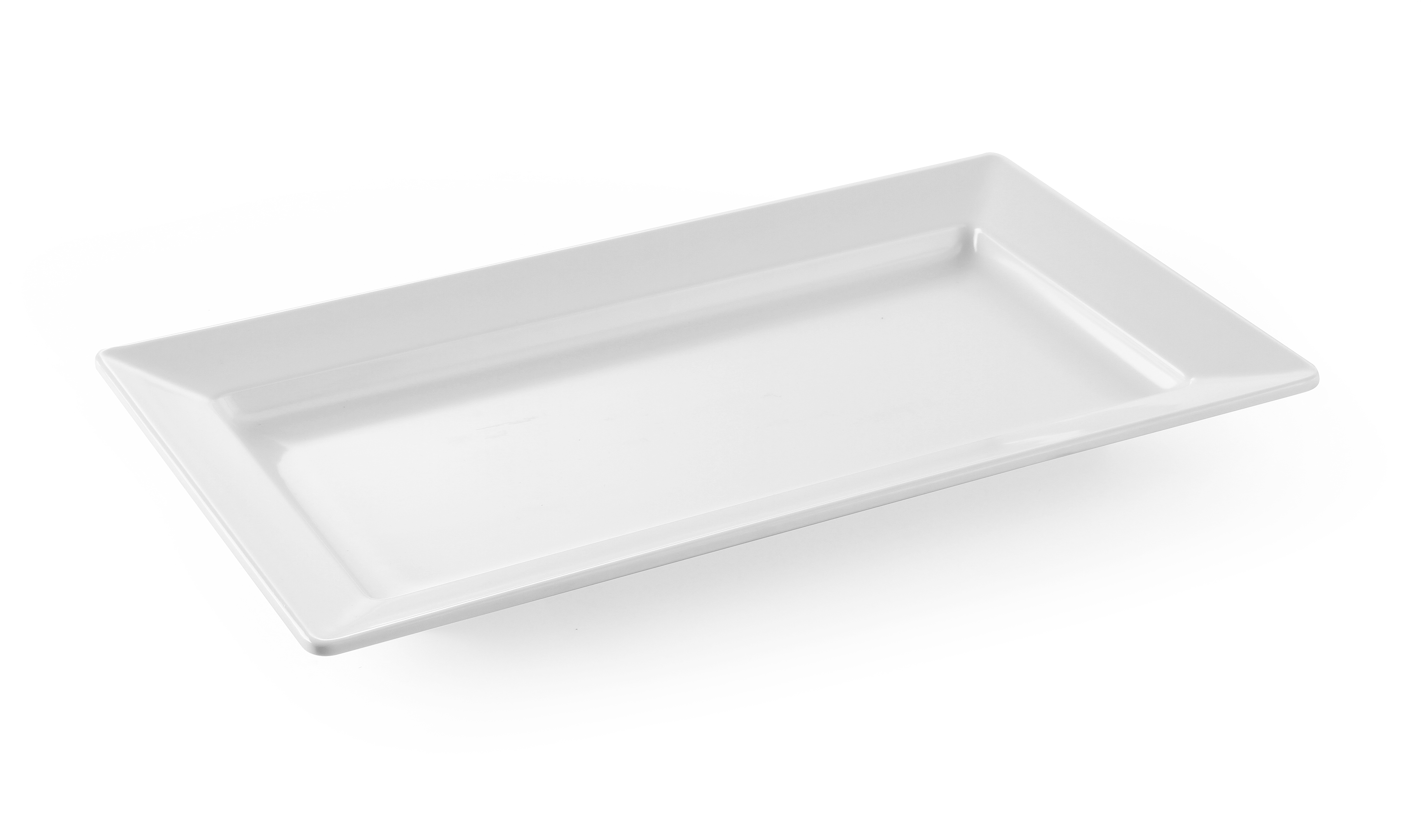 Piatto rettangolare bianco con bordi angolati su sfondo bianco, leggermente angolato.