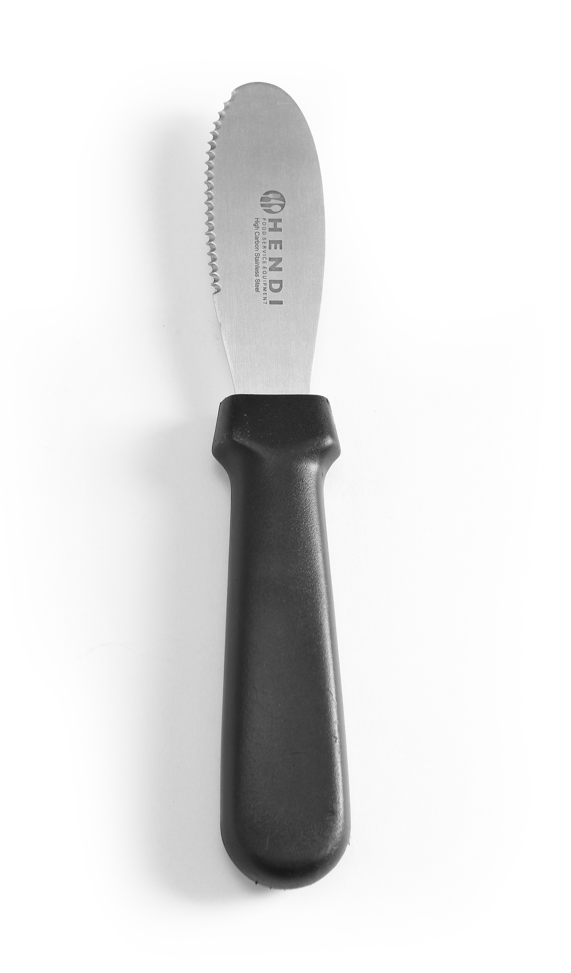 Un coltello da burro con manico nero e lama seghettata, su bianco.