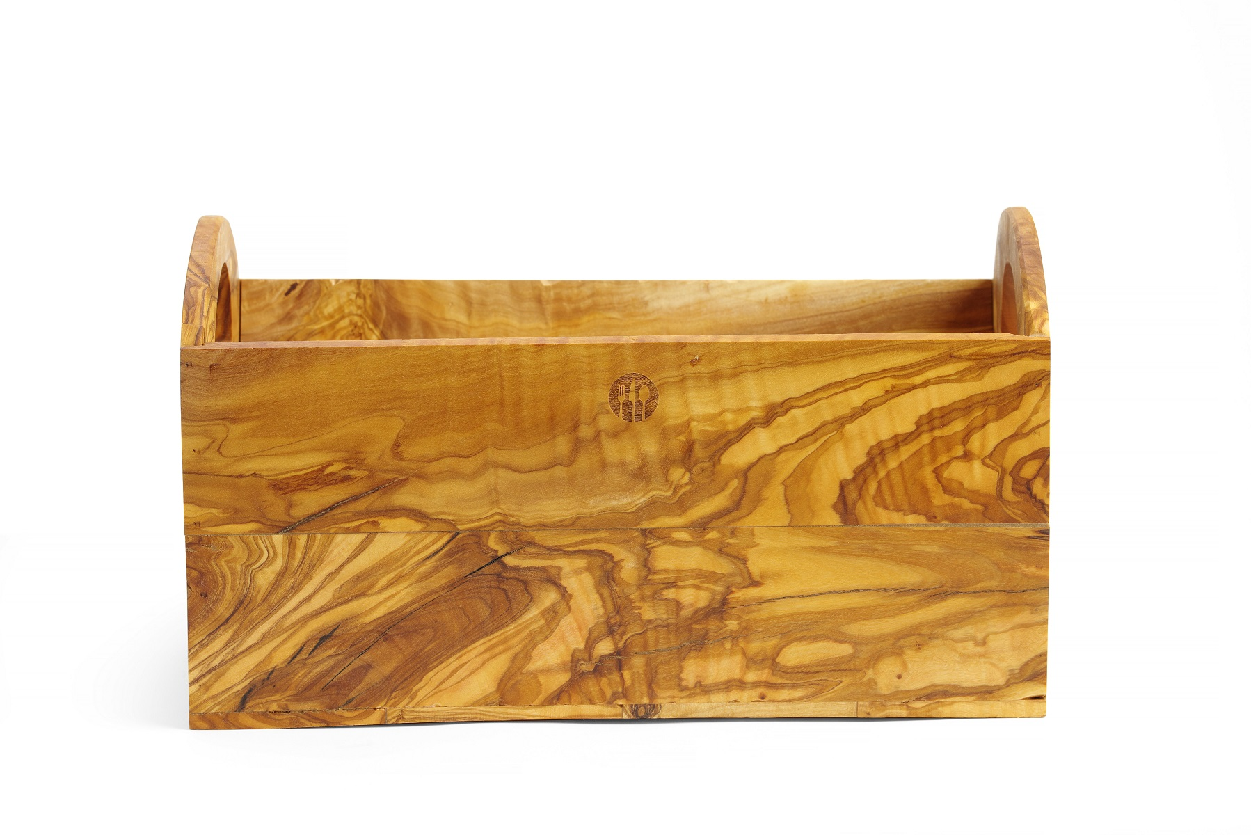 Scatola di legno con manici su bianco. Forma rettangolare. Colore marrone chiaro, venature visibili.
