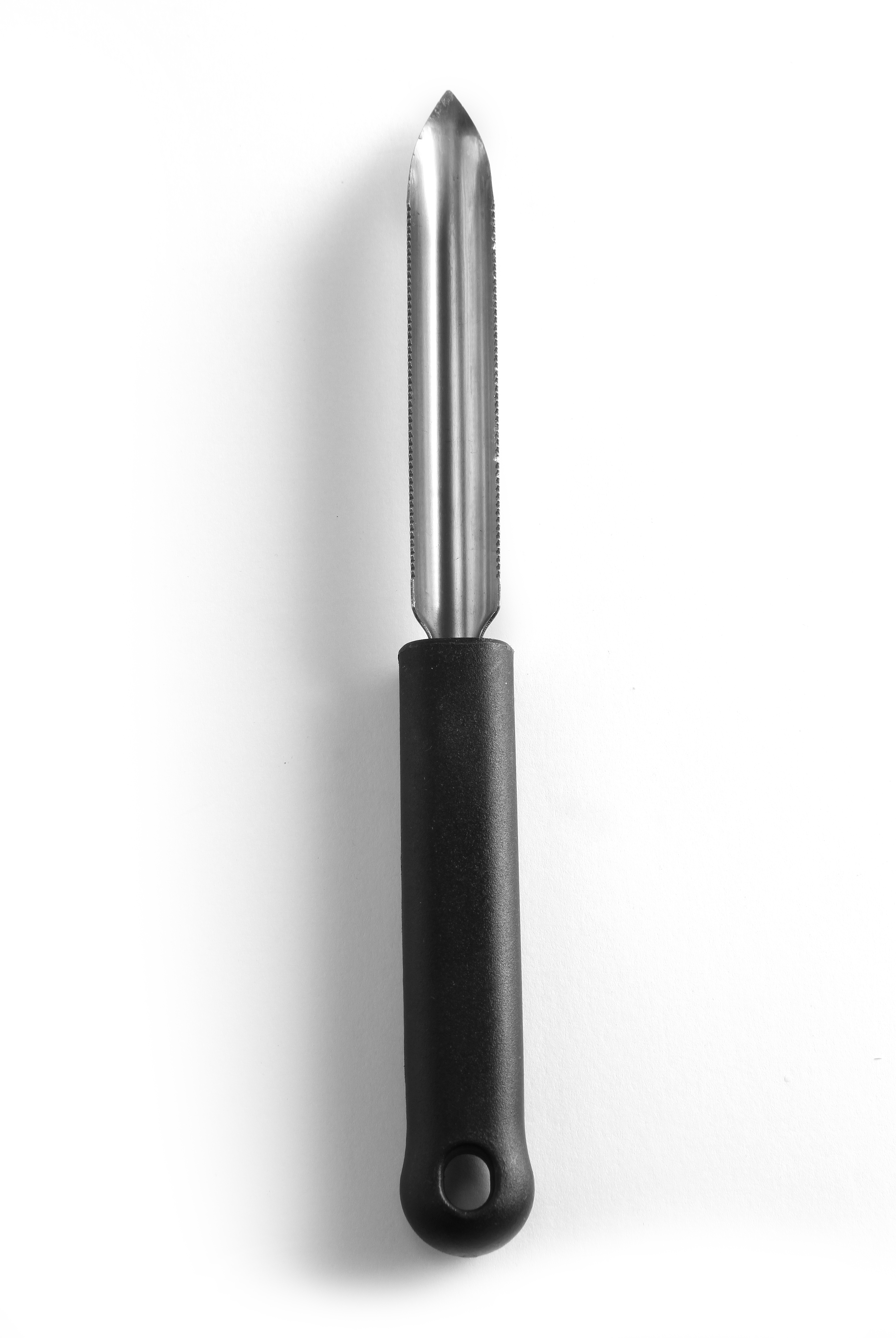 Un pelapatate in acciaio inox con manico nero, su sfondo bianco.