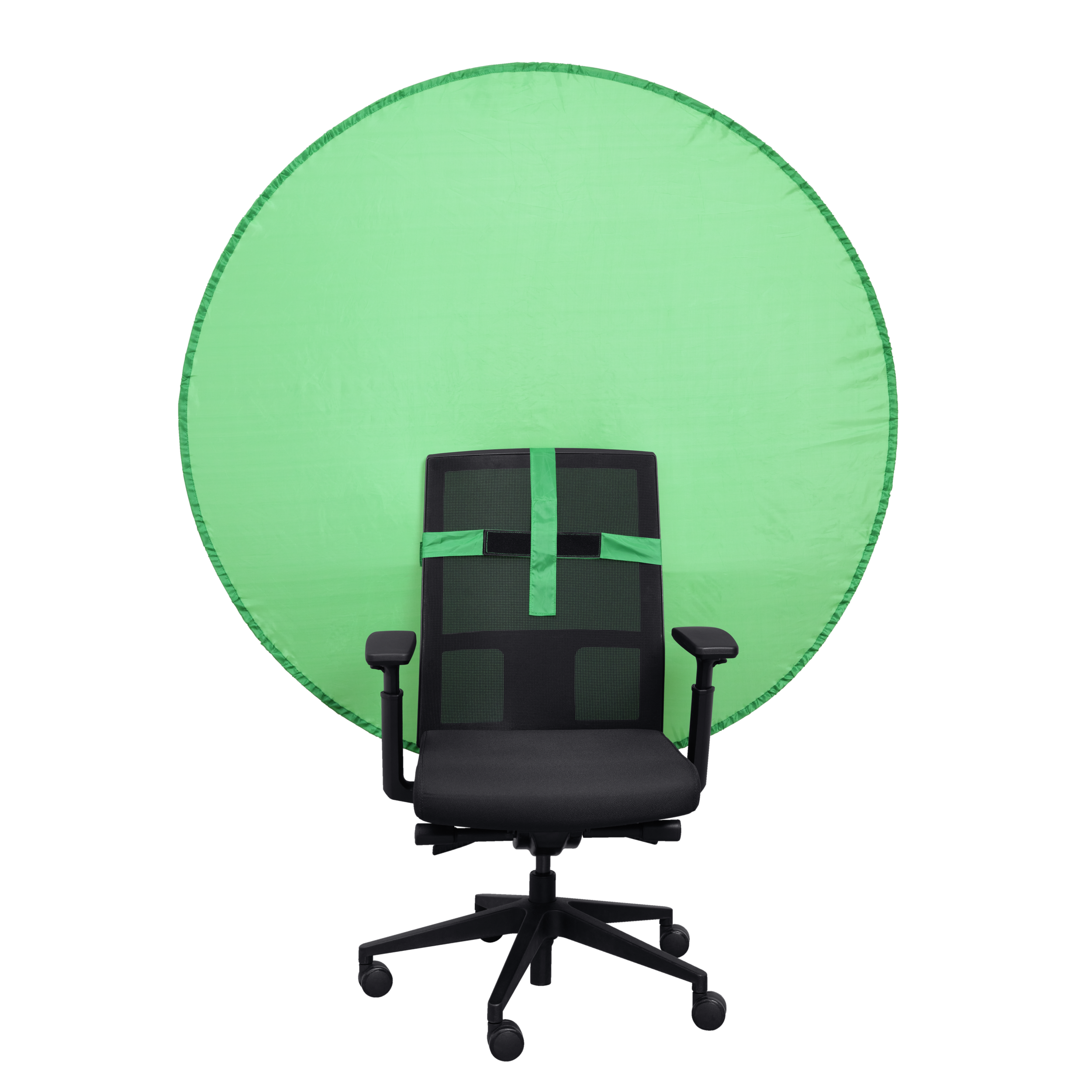 Un green screen dietro una sedia da ufficio nera, con sfondo nero.