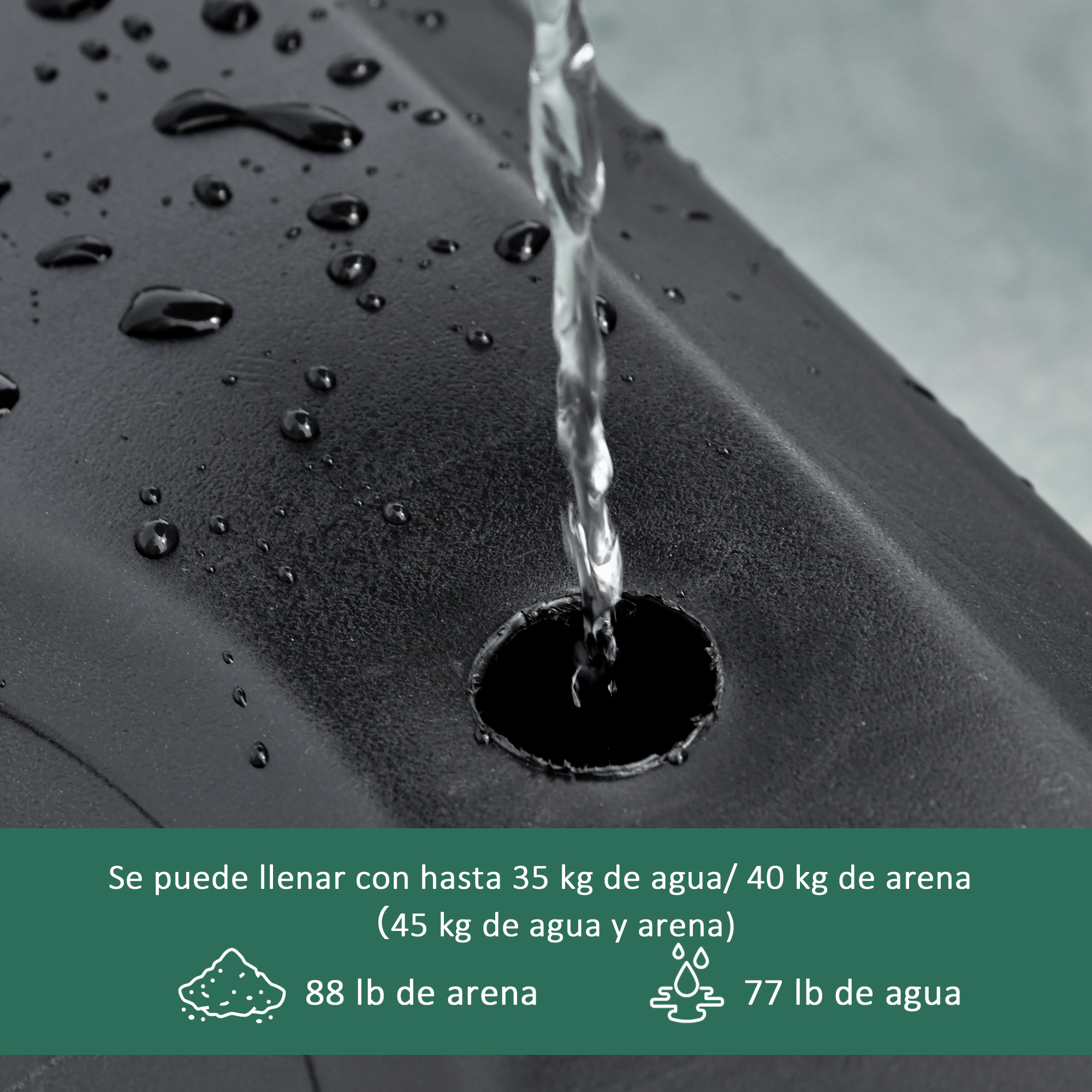 Agua vertiéndose en un recipiente negro. Texto: Se puede llenar con hasta 35 kg de agua/40 kg de arena.
