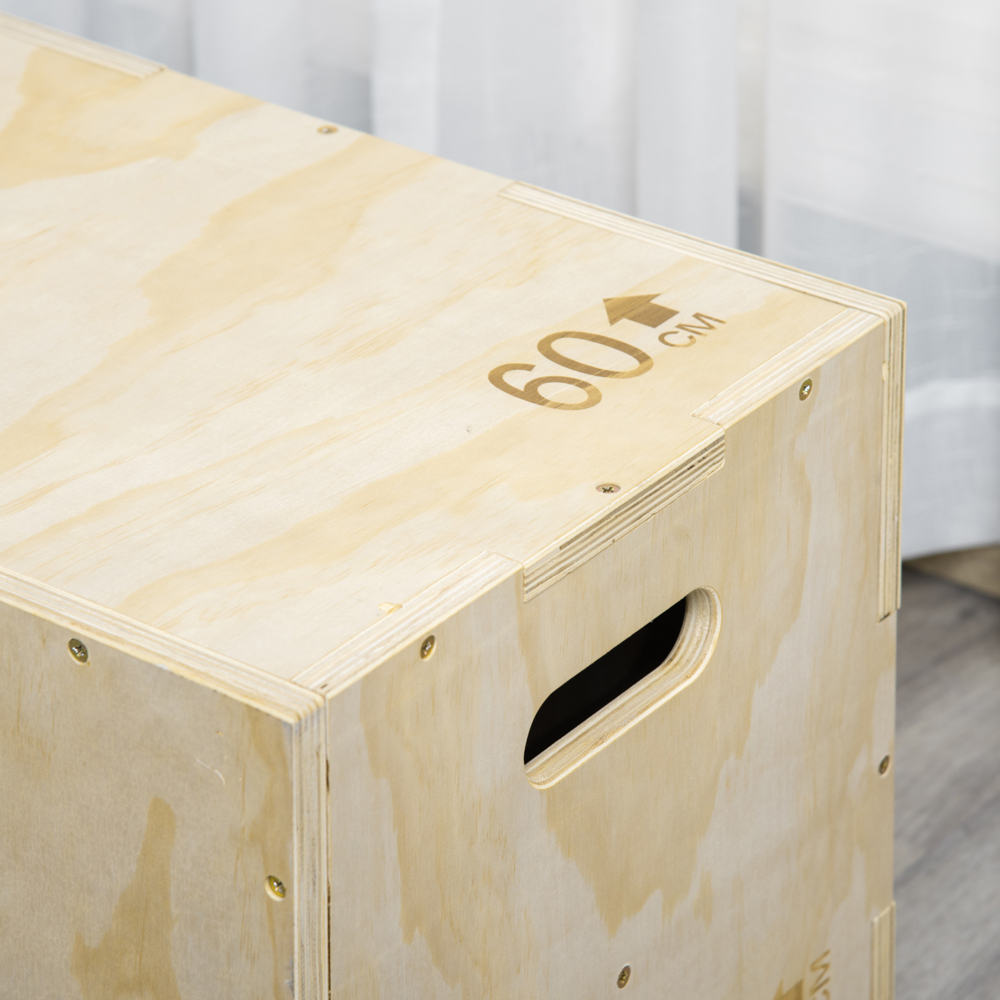 Una caja de madera con un asa recortada. Texto: 60 cm. Tiene un color de madera natural.