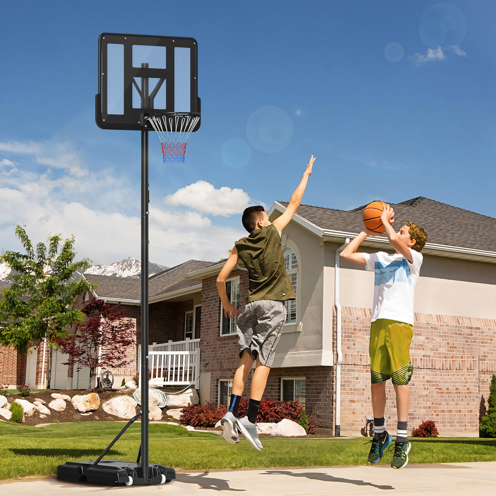 Dos chicos jugando baloncesto al aire libre con una canasta.