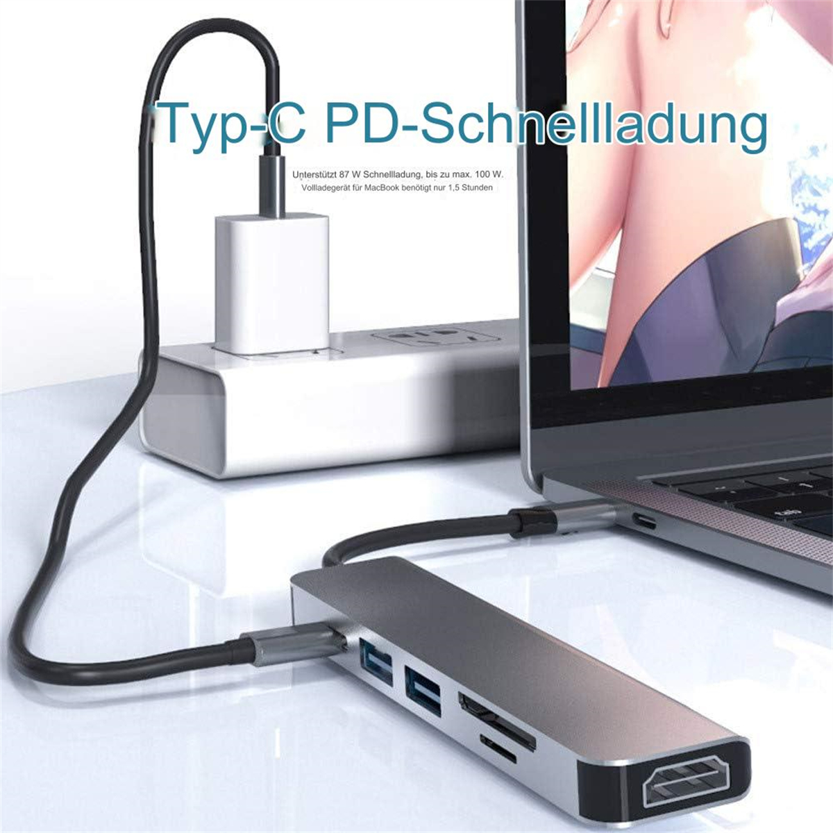 Silberner USB-Hub mit mehreren Anschlüssen, die an einen Laptop angeschlossen sind. Netzteil eingesteckt.