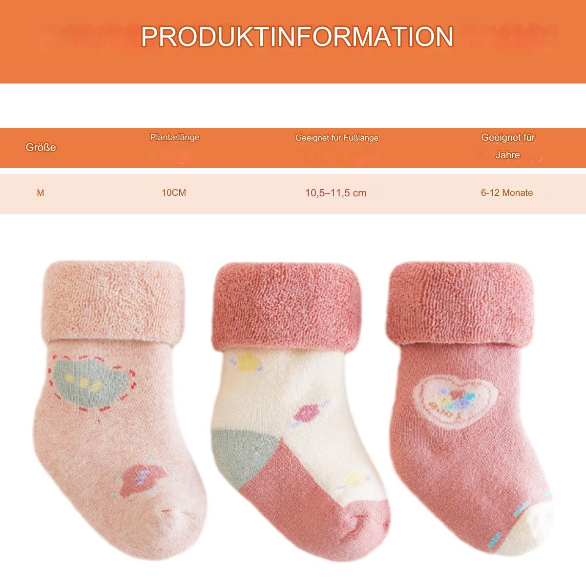 Drei Paar Babysocken. Die Socken sind rosa und weiß mit verschiedenen Mustern.