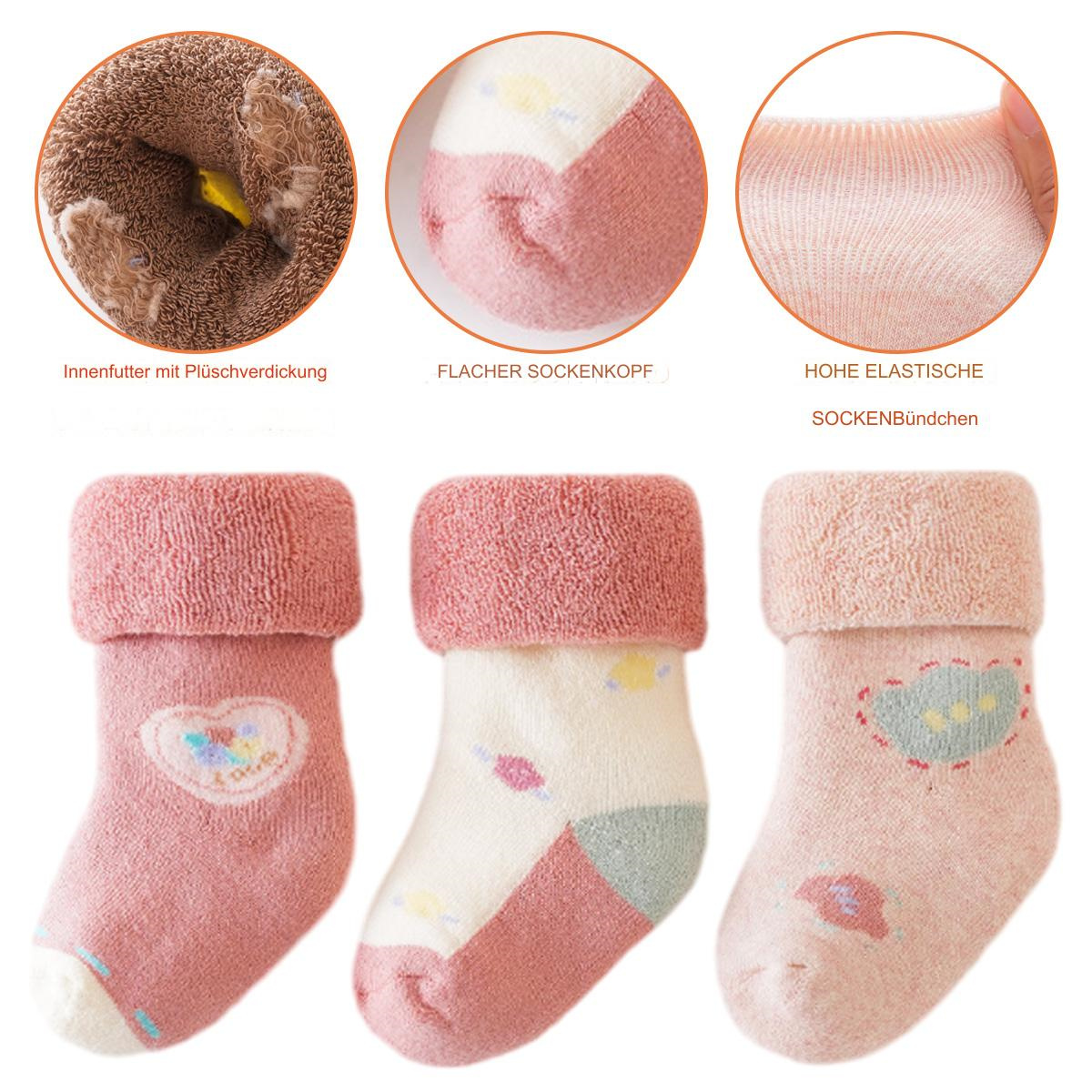 Baby-Socken in Rosa mit Herz-, Bären- und Blumendesigns. Nahaufnahmen zeigen Details.