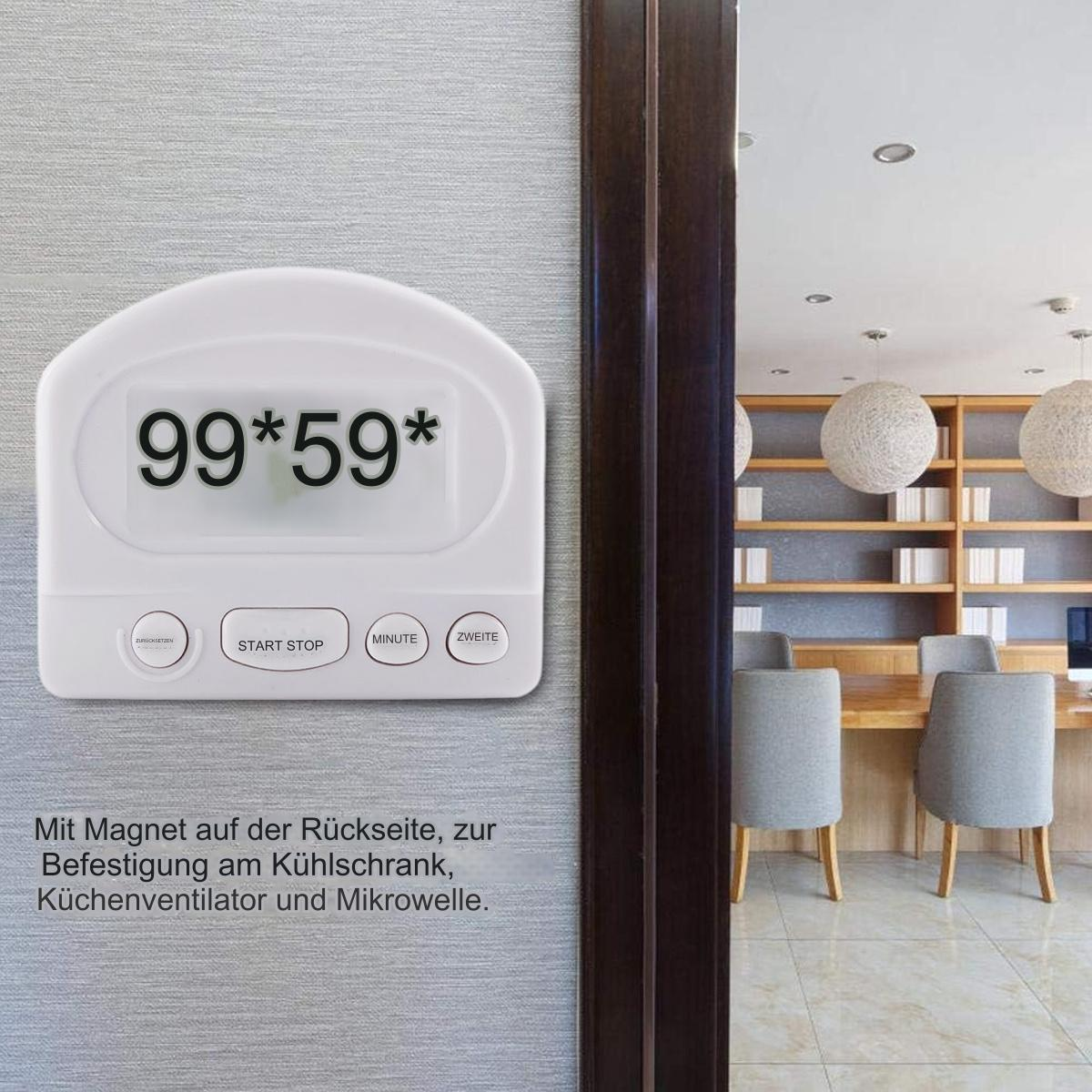 Ein weißer Küchentimer an einer Wand zeigt 99:59. Text darunter besagt, dass er einen Magneten zur Befestigung am Kühlschrank hat.