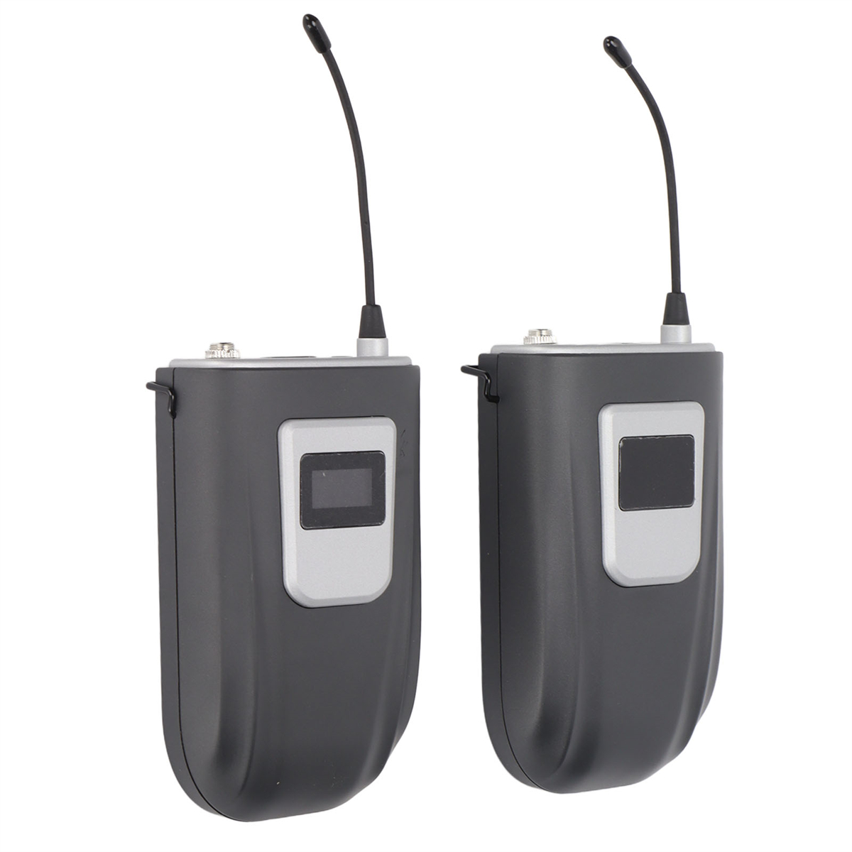 Zwei schwarze drahtlose Mikrofon-Sender mit Antennen, nebeneinander, vor weißem Hintergrund.