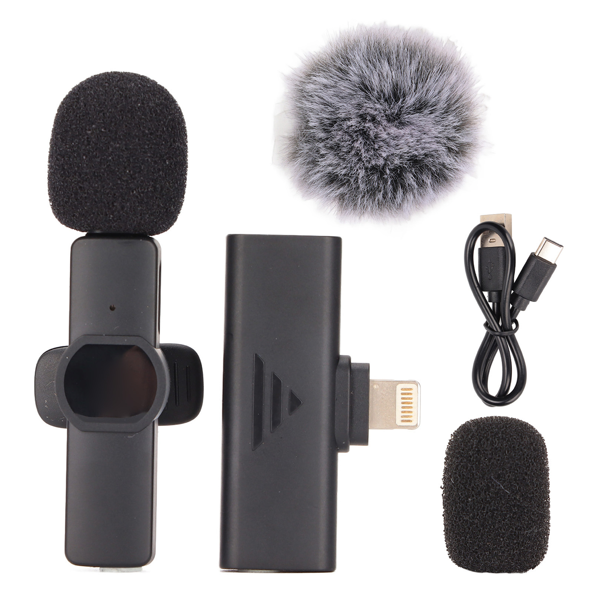 Ein schwarzes drahtloses Mikrofon-Set mit mehreren Komponenten, einschließlich Mikrofon und Ladekabel.