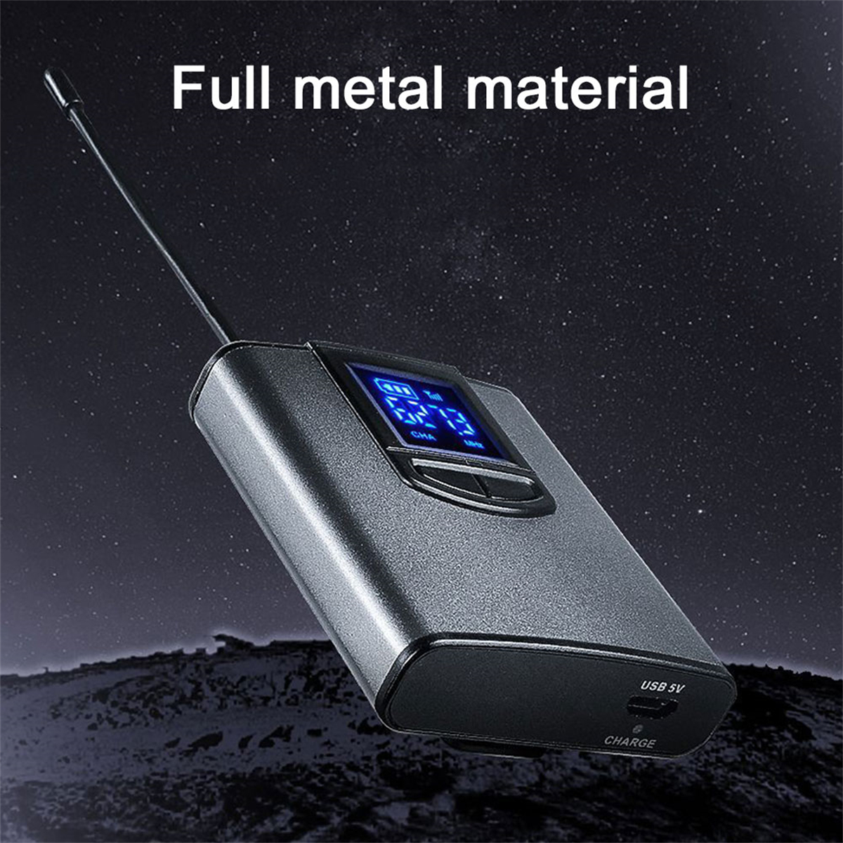Metallisches Gerät mit Bildschirm und USB-Anschluss, vor Sternenhimmel.