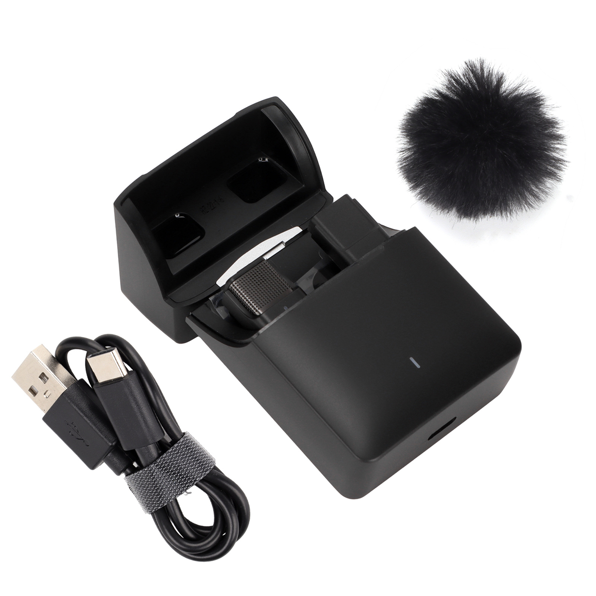 Ein schwarzes Ladecase mit Mikrofon und USB-Kabel. Flauschiger Windschutz.