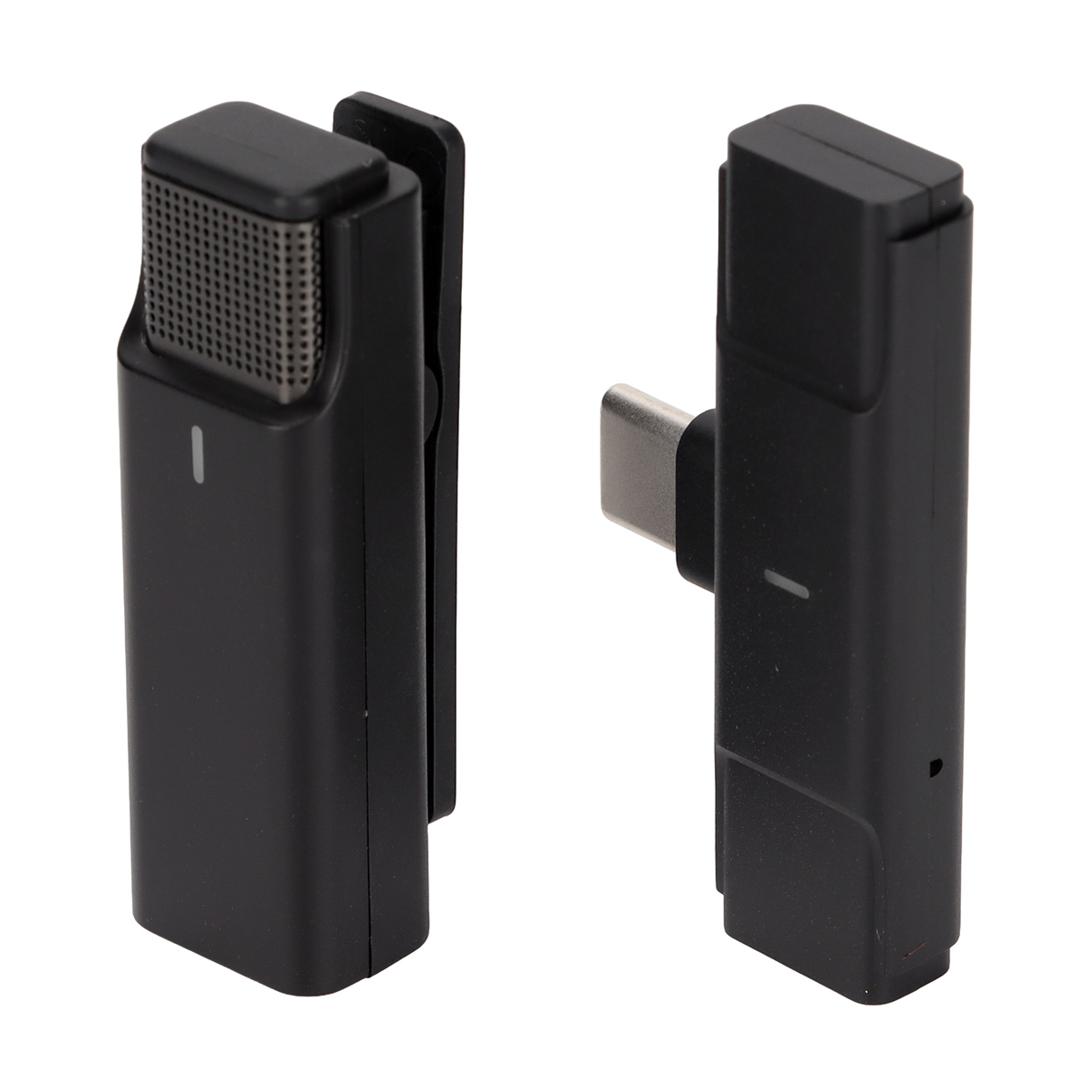 Zwei schwarze drahtlose Mikrofone. Eines ist an einem Clip befestigt, das andere hat einen USB-C-Anschluss.
