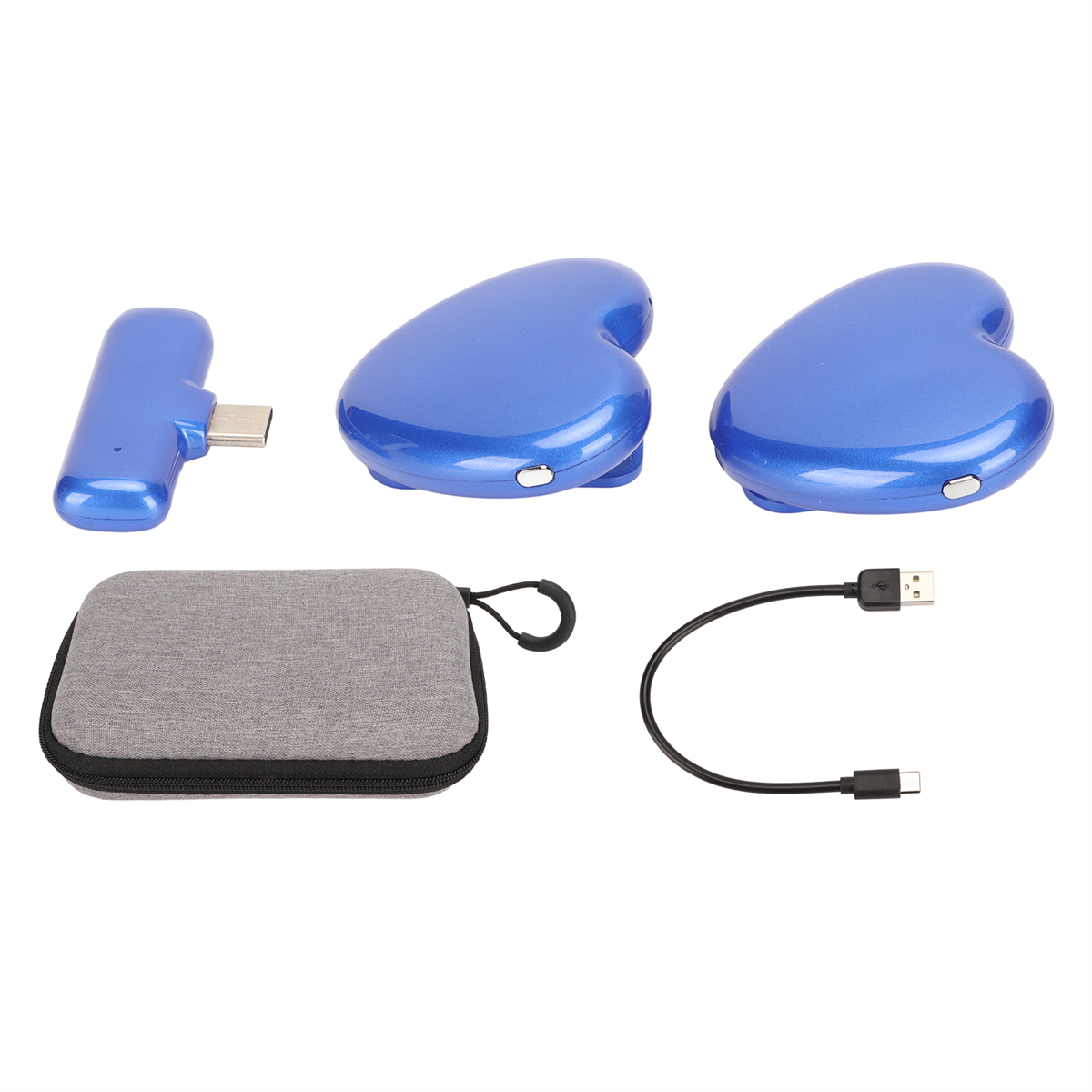 Mehrere blaue herzförmige Gegenstände und Zubehör, darunter ein Ladekabel und eine Tragetasche.