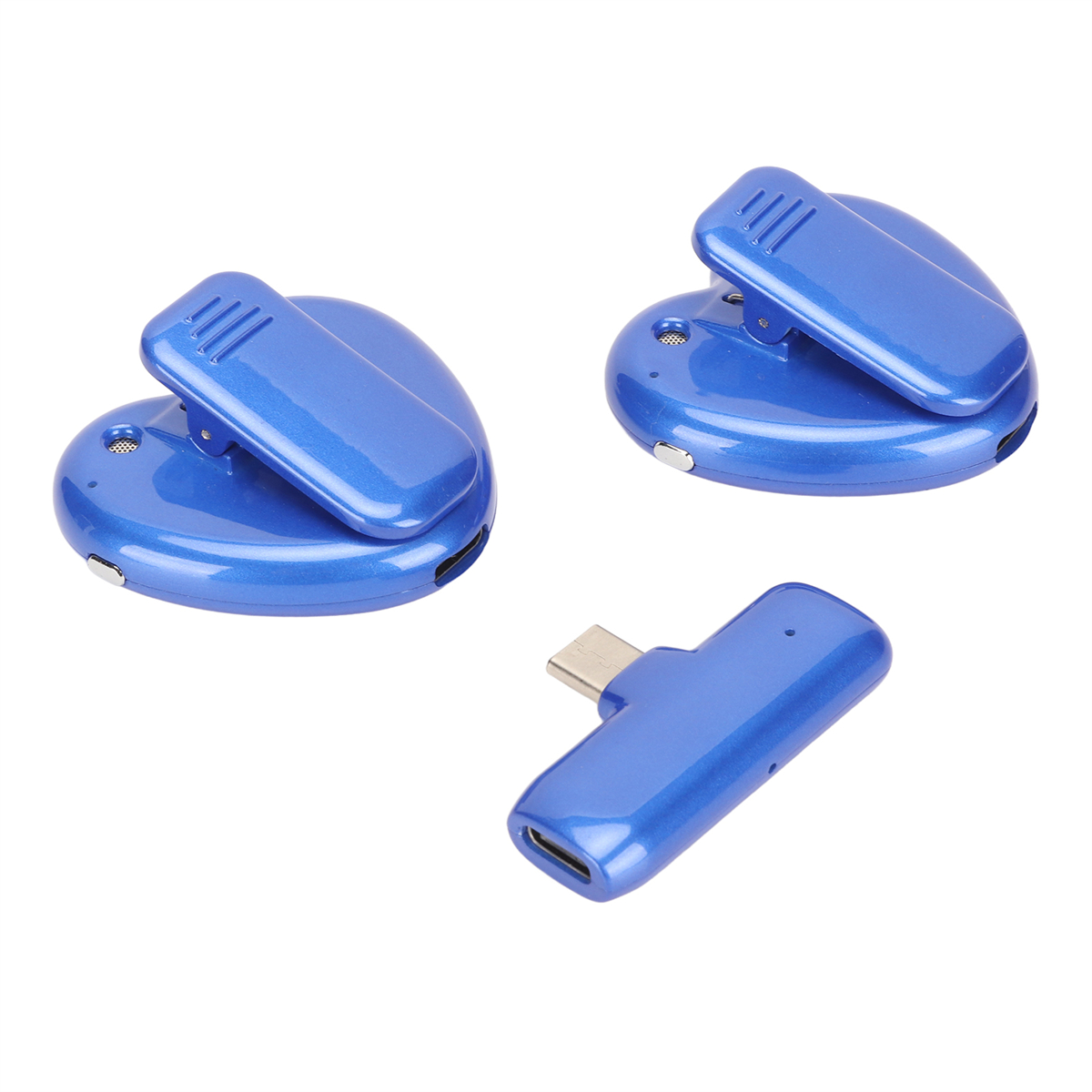 Drei blaue Geräte mit Clips, eines mit USB-Anschluss, auf weißem Hintergrund.