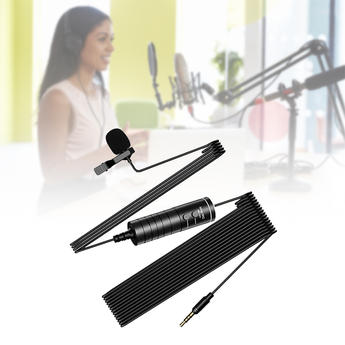 Ein Mikrofon-Setup mit einer Frau im Hintergrund, die Kopfhörer trägt. Im Vordergrund ein Mikrofon.