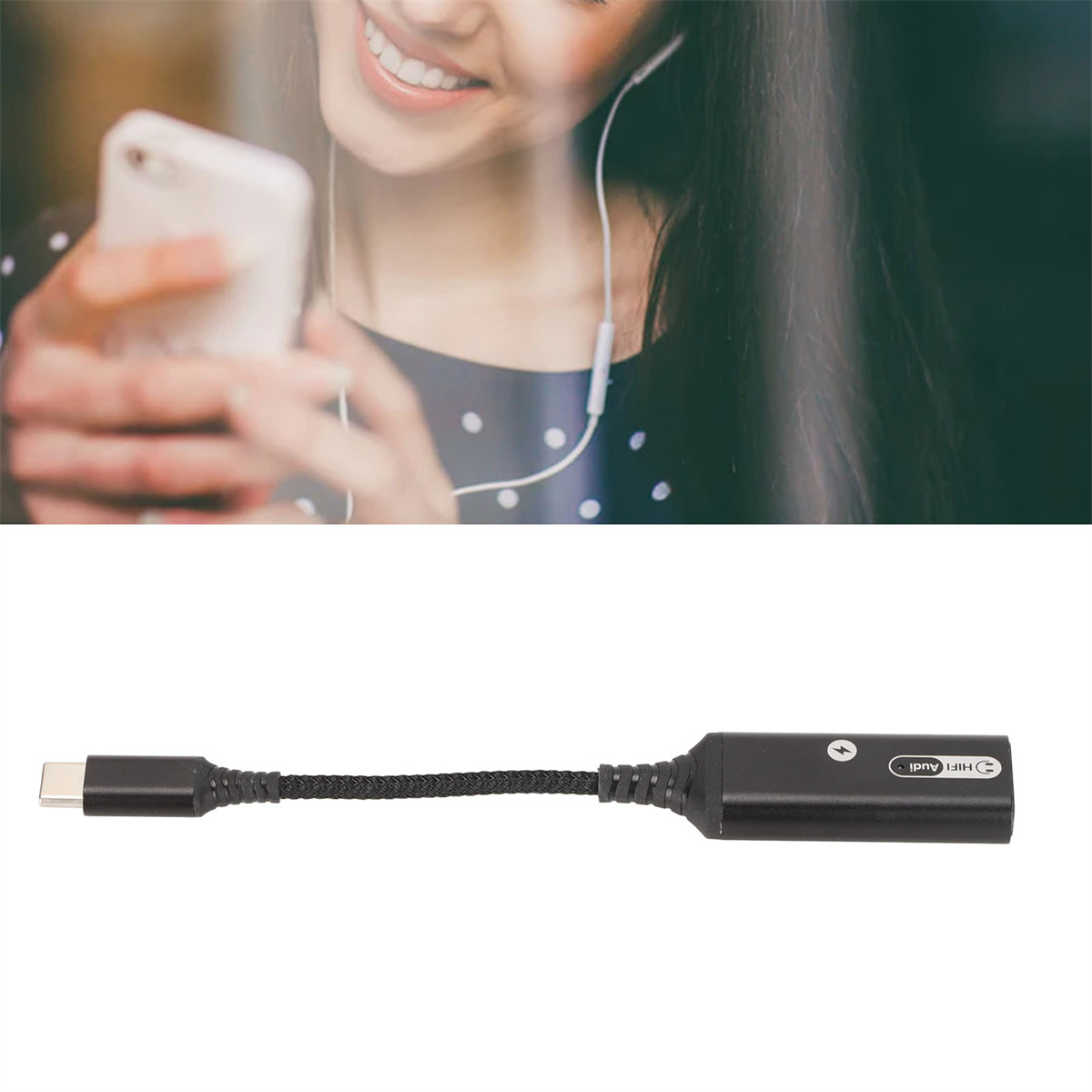 Eine Frau benutzt ein Telefon mit Kopfhörern und einen schwarzen Adapter mit USB-C-Anschluss.