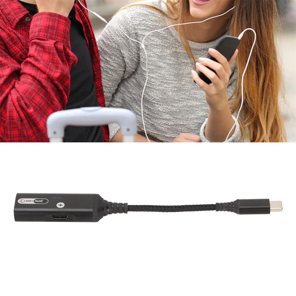 Eine Person mit rotem Hemd hört Musik mit einer anderen Person mit grauem Pullover.