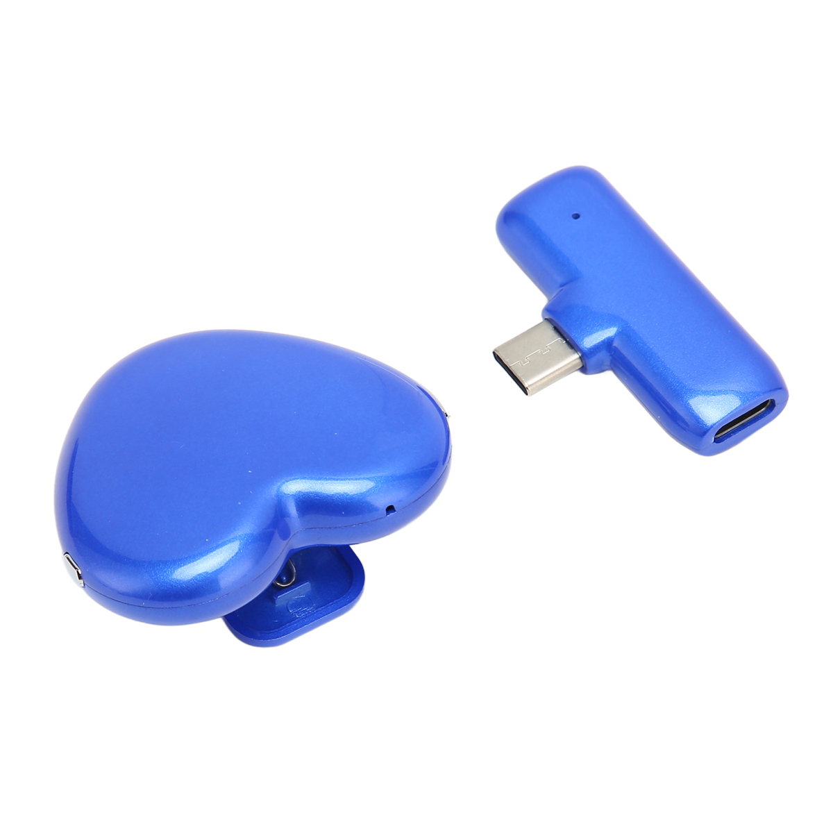 Blaues herzförmiges Gerät mit Clip und ein blaues rechteckiges Gerät mit USB-C-Anschluss.