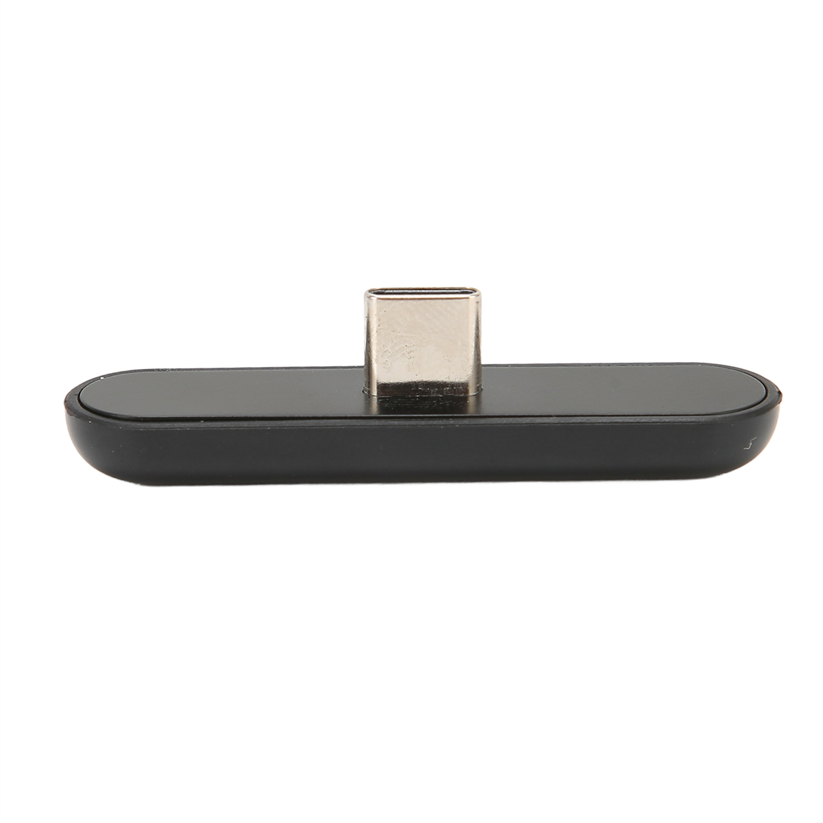 Schwarzer USB-C-Adapter mit USB-C-Anschluss. Es hat eine ovale Form. Vor weißem Hintergrund.