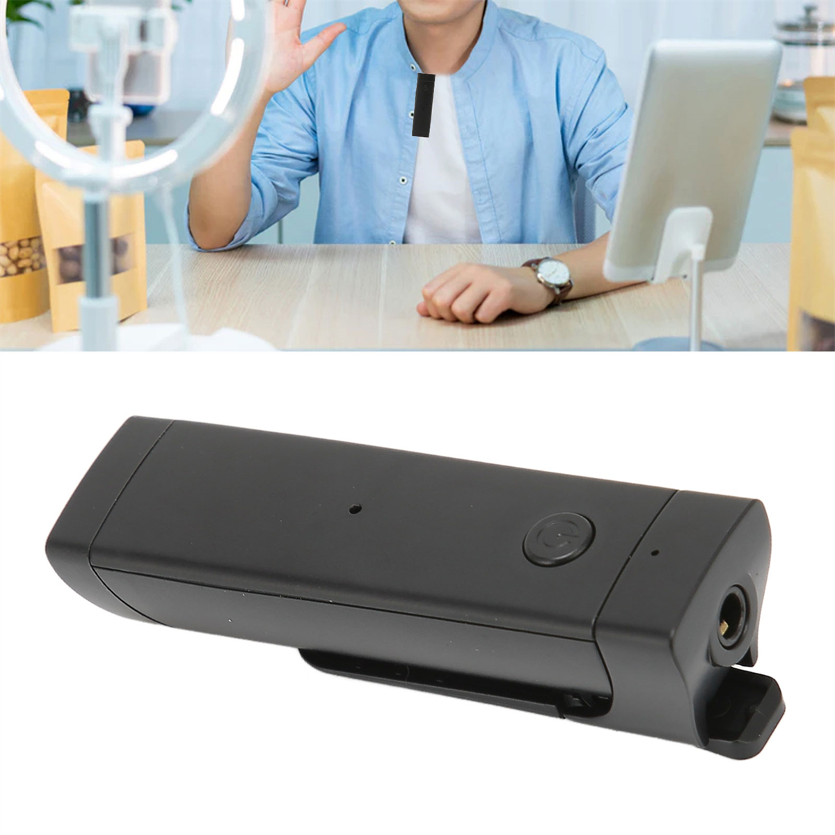 Ein schwarzes Mikrofon an einem Hemd befestigt. Eine Person spricht vor einem Tablet und Ringlicht.