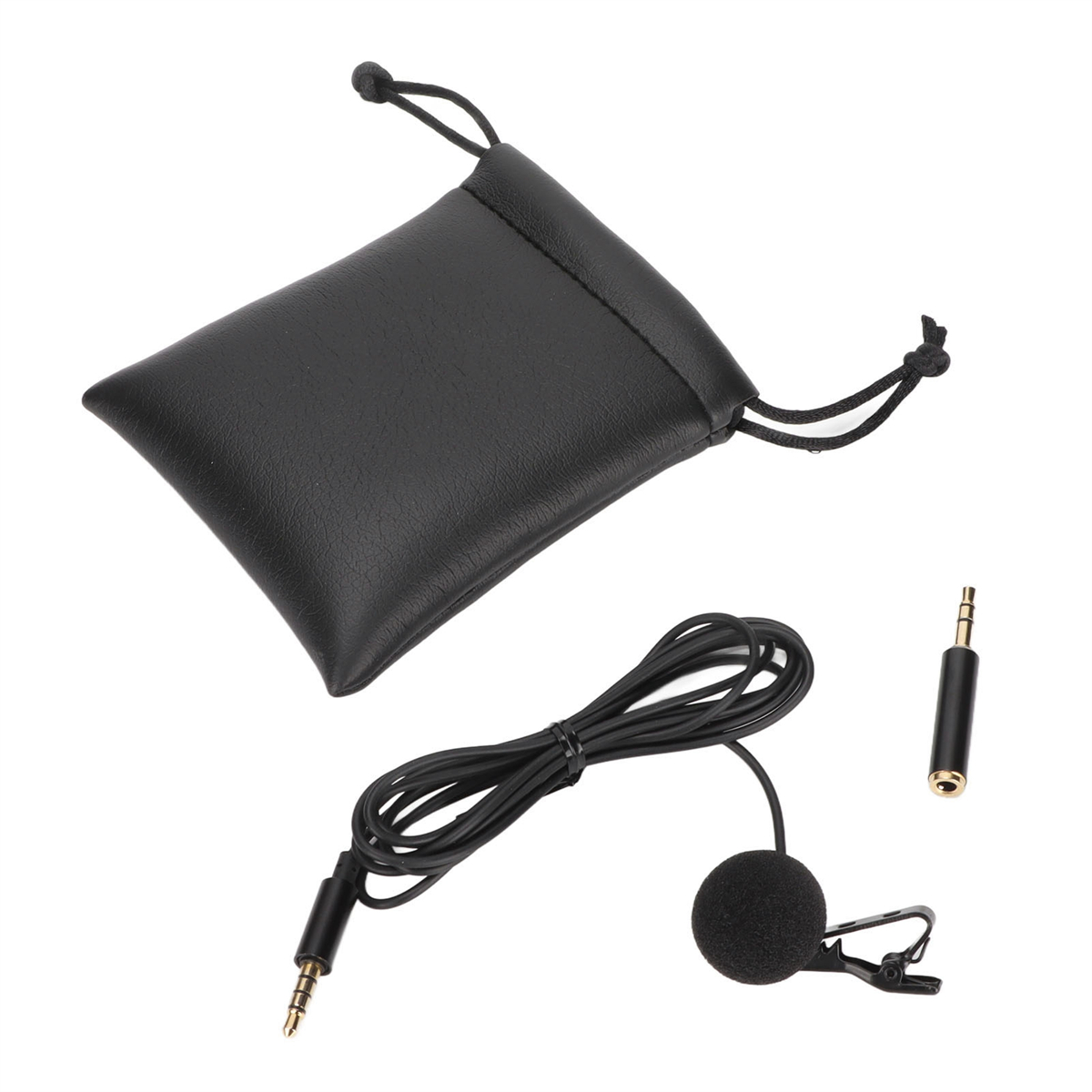 Ein schwarzes Täschchen mit Mikrofon und Kabel. Außerdem ein Stecker und ein Anschluss.