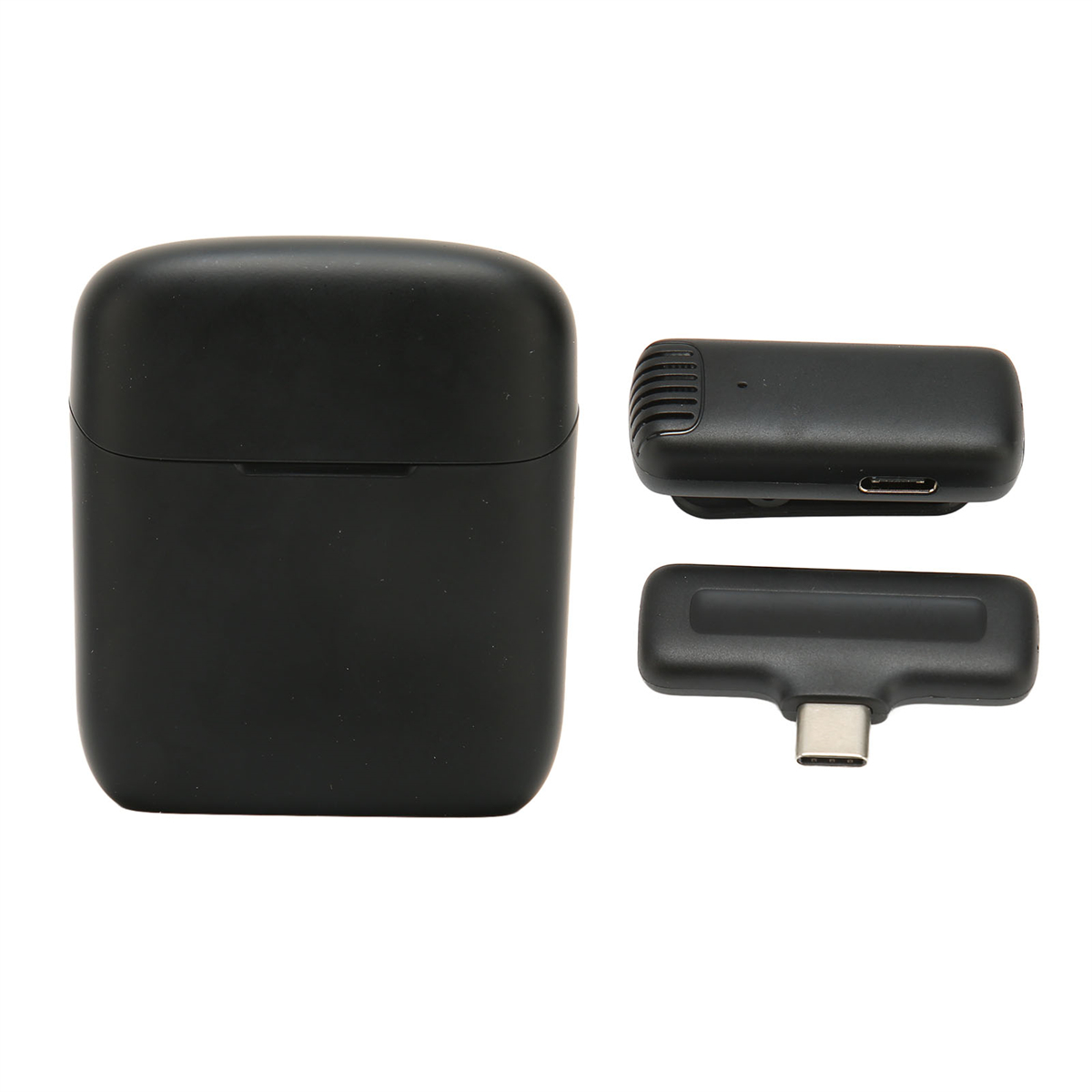 Ein schwarzes Ladeetui, ein kleines schwarzes Gerät und ein schwarzer USB-C-Anschluss. Das Etui ist geschlossen.