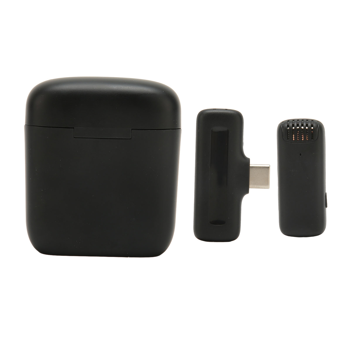 Drei schwarze Geräte: ein Ladeetui, ein USB-C-Adapter und ein Mikrofon.