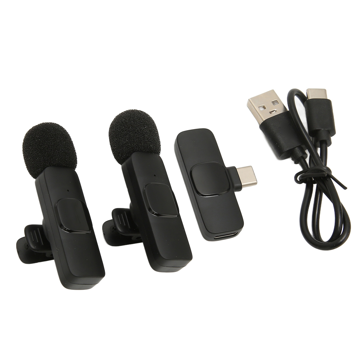 Drei schwarze drahtlose Mikrofone mit Clips und einem USB-Ladekabel.