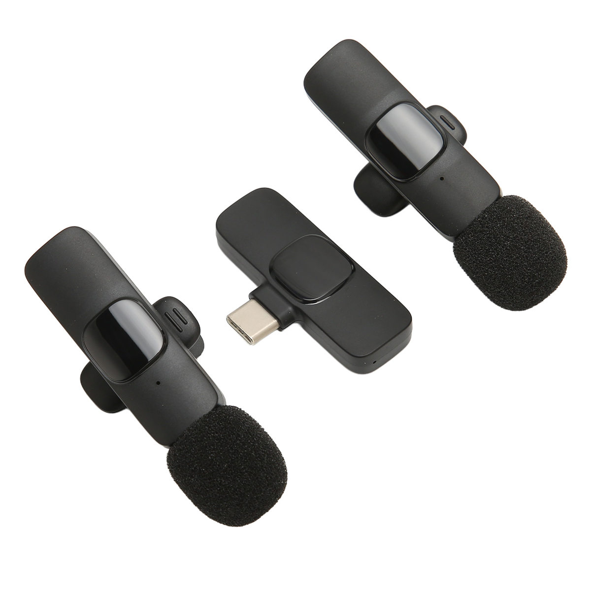 Drei schwarze, drahtlose Mikrofone mit Schaumstoffhüllen. Eines hat einen USB-C-Anschluss.