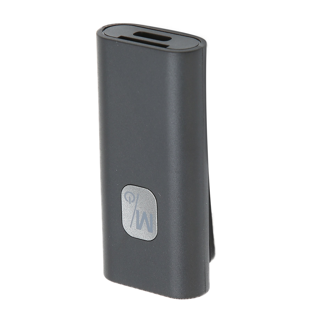 Kleiner, grauer Bluetooth-Empfänger mit der Taste 'M'. Auf der Rückseite befindet sich ein Clip.
