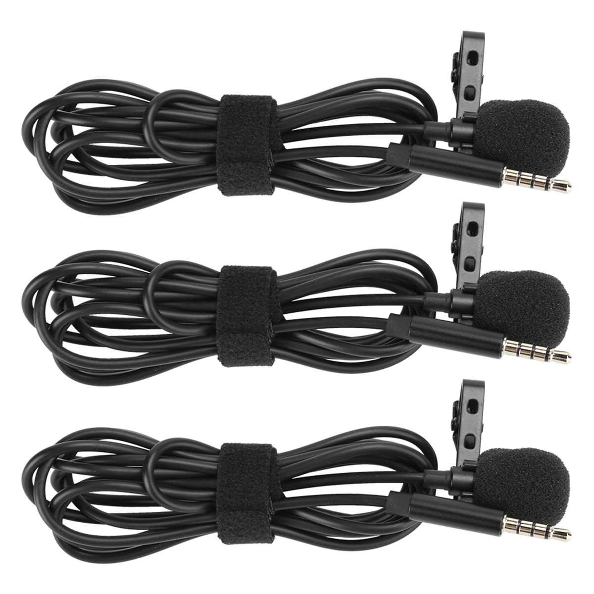 Drei schwarze Ansteckmikrofone mit angebrachten Clips und Steckern, zusammengerollt.